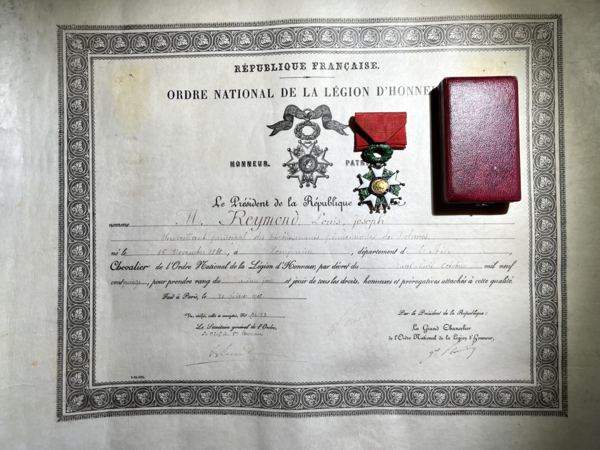 大猫徽章拍卖第200期 法国🇫🇷荣誉军团勋章 第三共和 银质原盒带证 荣军证书是羊皮纸制 1916年签发