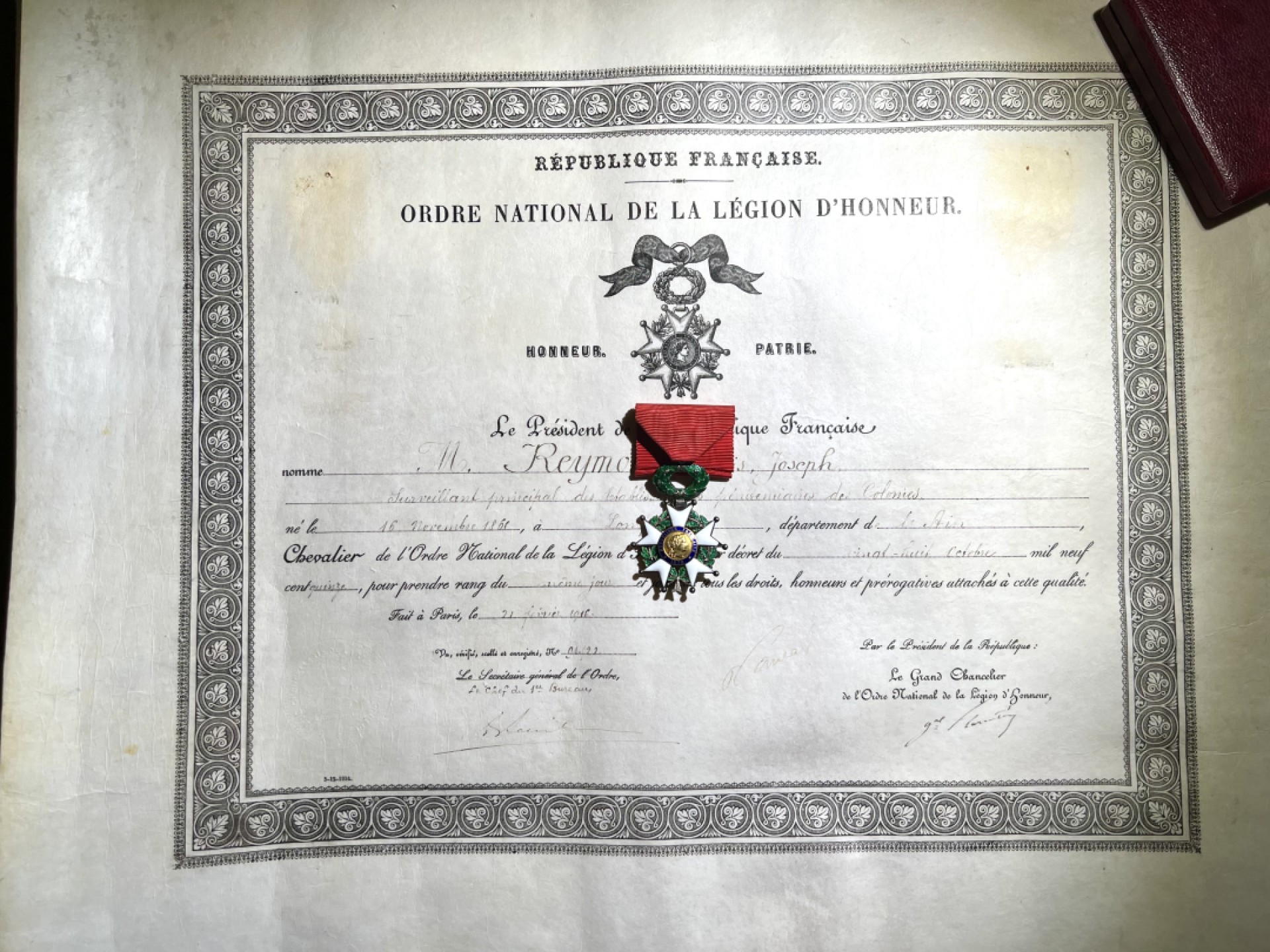 大猫徽章拍卖第200期 法国🇫🇷荣誉军团勋章 第三共和 银质原盒带证 荣军证书是羊皮纸制 1916年签发