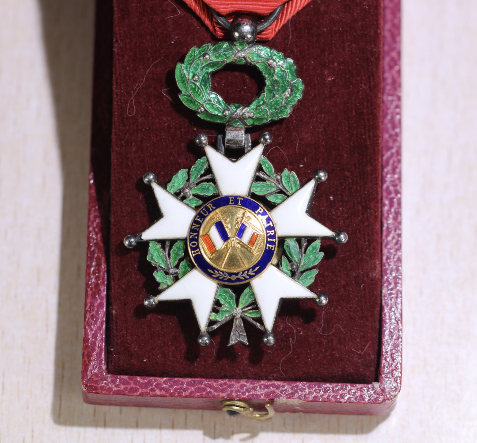 大猫徽章拍卖第200期 法国🇫🇷荣誉军团勋章 第三共和 银质原盒带证 荣军证书是羊皮纸制 1916年签发