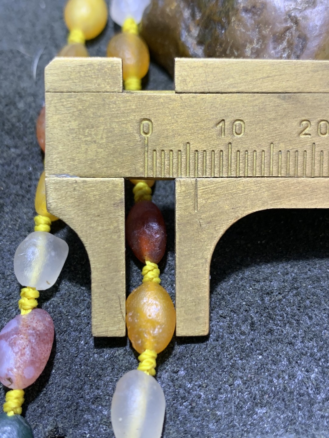 精美天然阿拉善108彩珠玛瑙项链(手串)一条，