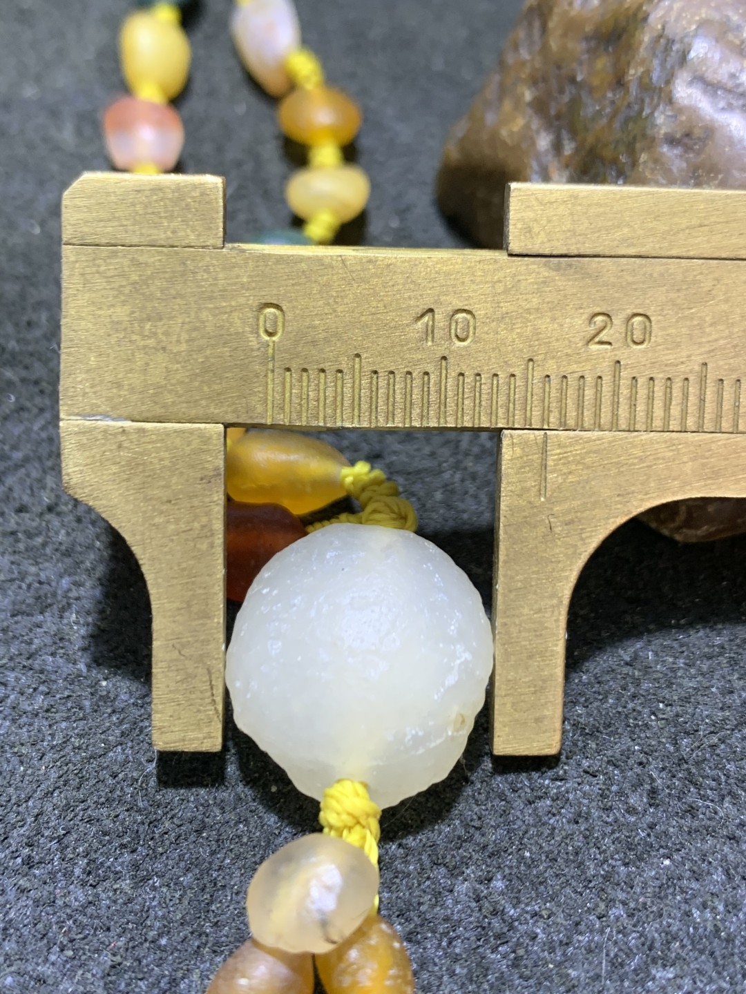 精美天然阿拉善108彩珠玛瑙项链(手串)一条，
