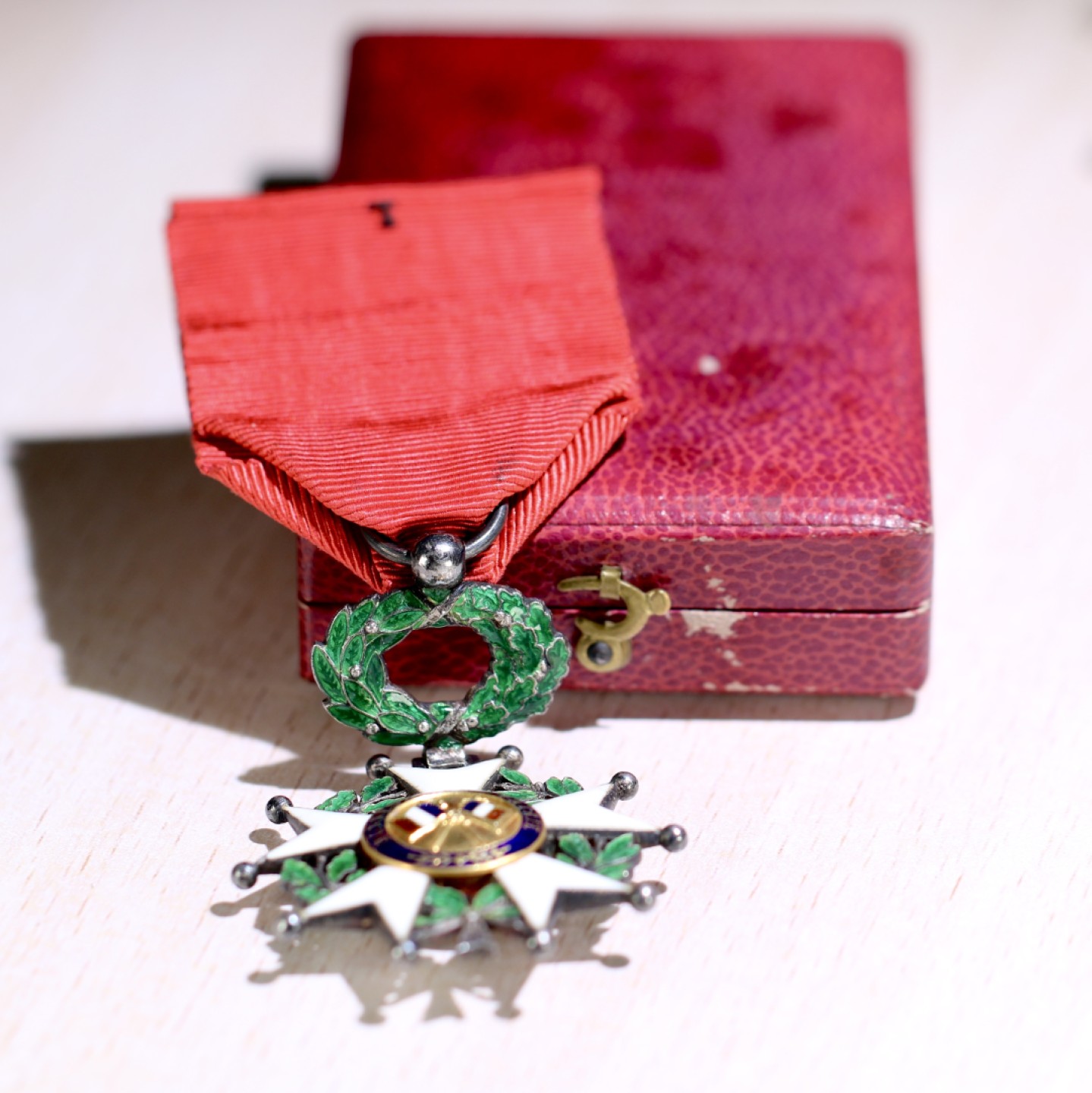 大猫徽章拍卖第200期 法国🇫🇷荣誉军团勋章 第三共和 银质原盒带证 荣军证书是羊皮纸制 1916年签发