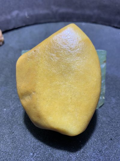 精美天然地表黄料金丝玉籽料原石一块， - 精美天然地表黄料金丝玉籽料原石一块，
