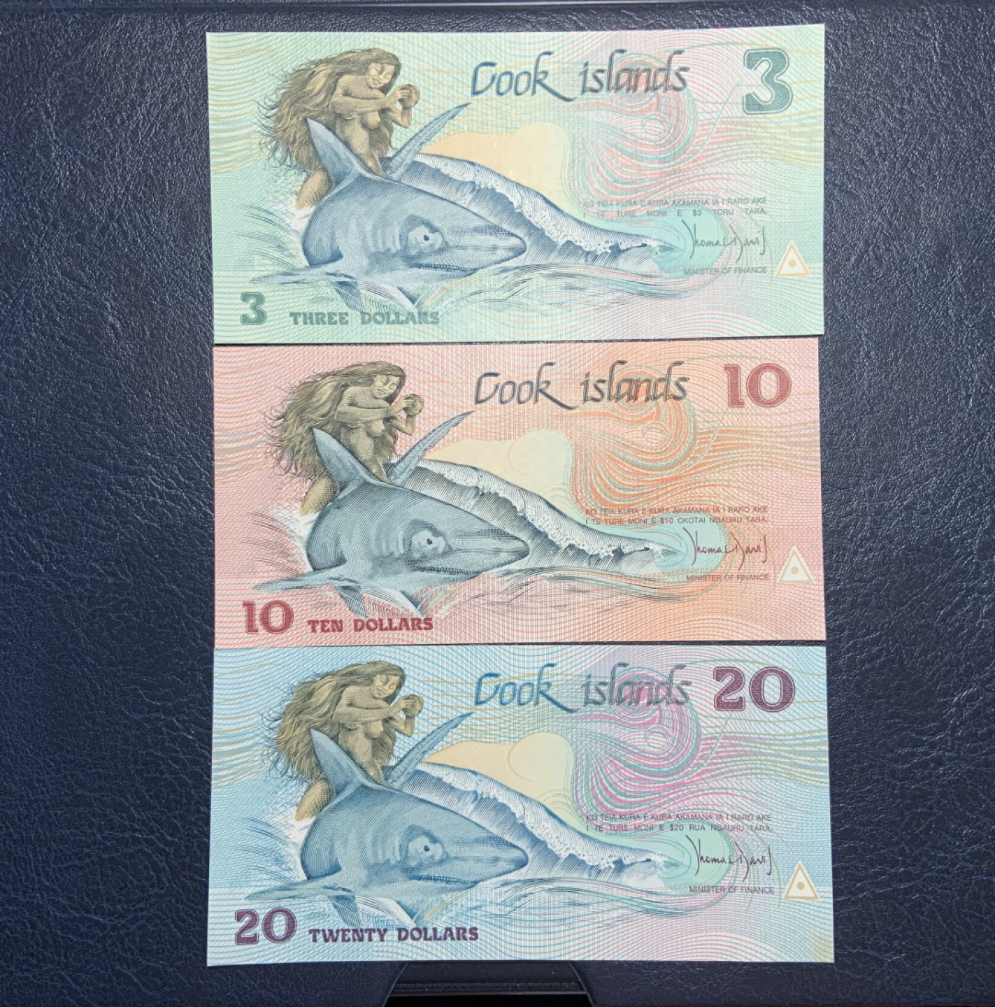 收藏联盟Quantum Auction 第187期拍卖 库克岛1987年尾三同百位号3_10_20元一套 品相全新UNC 带官方纪念册