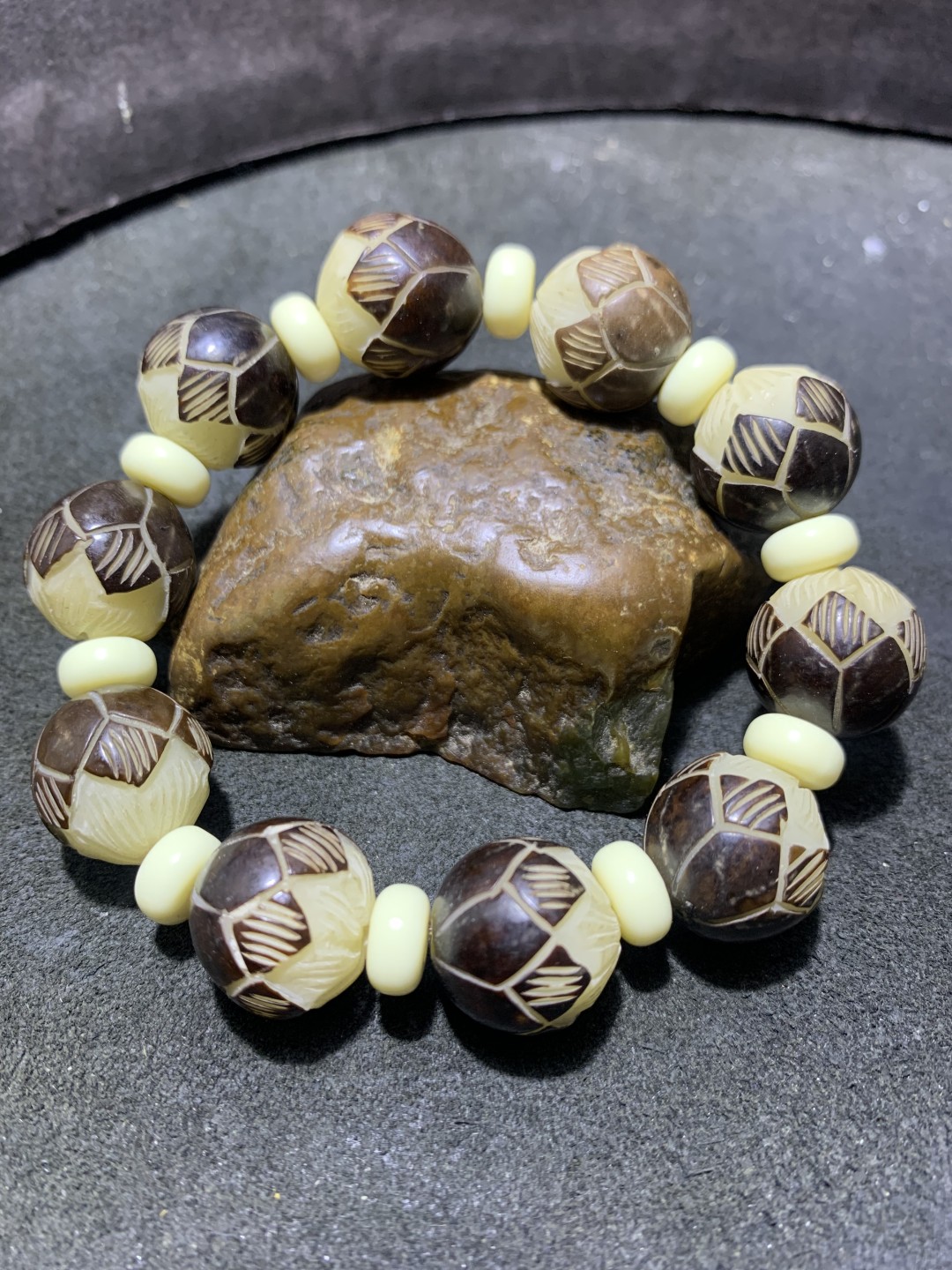 放一条福利！天然精美莲花菩提根单圈手串一条。