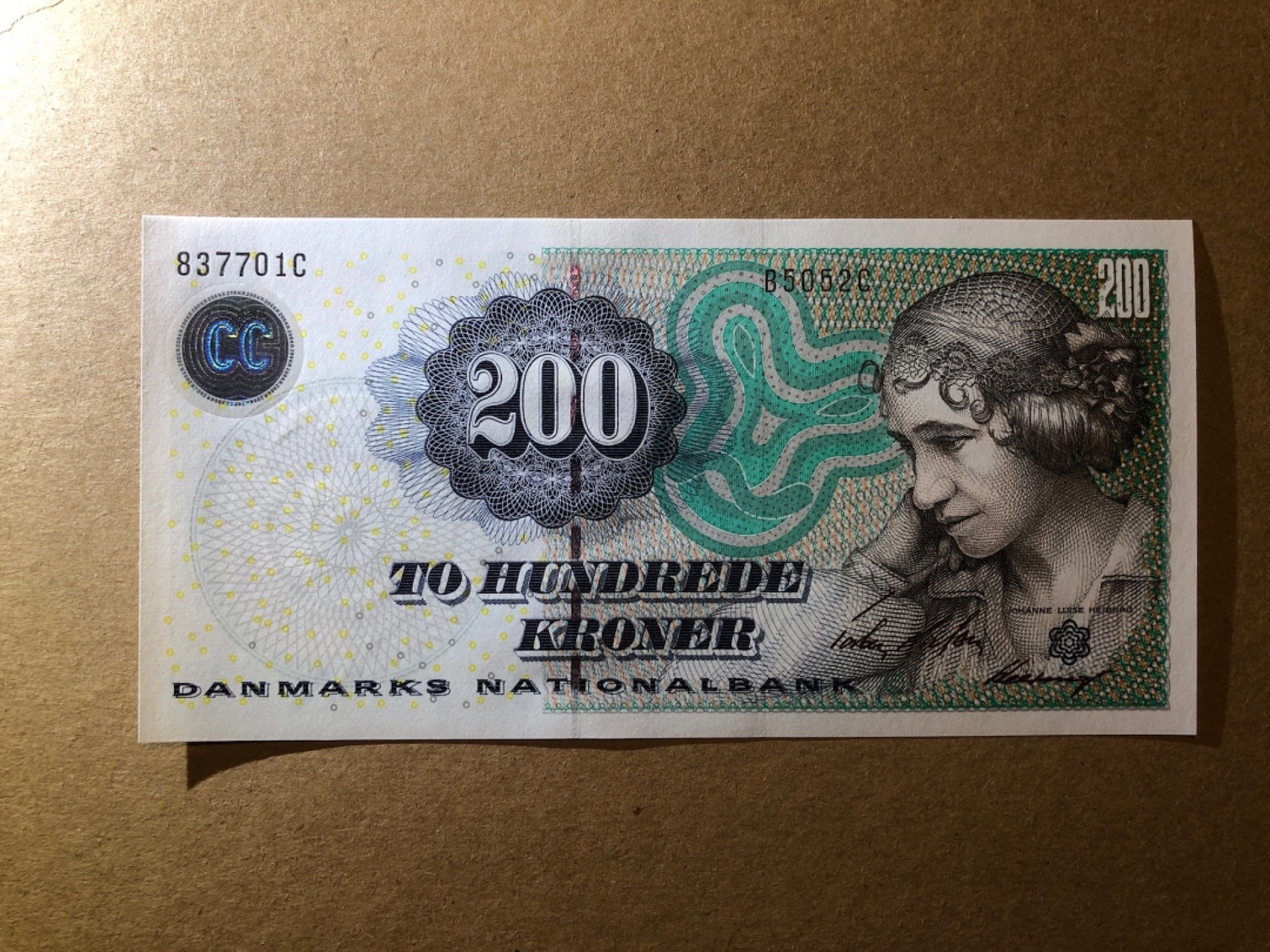 《张总收藏》70期——外币精品 丹麦200克朗 UNC 浮雕版再版 2005年