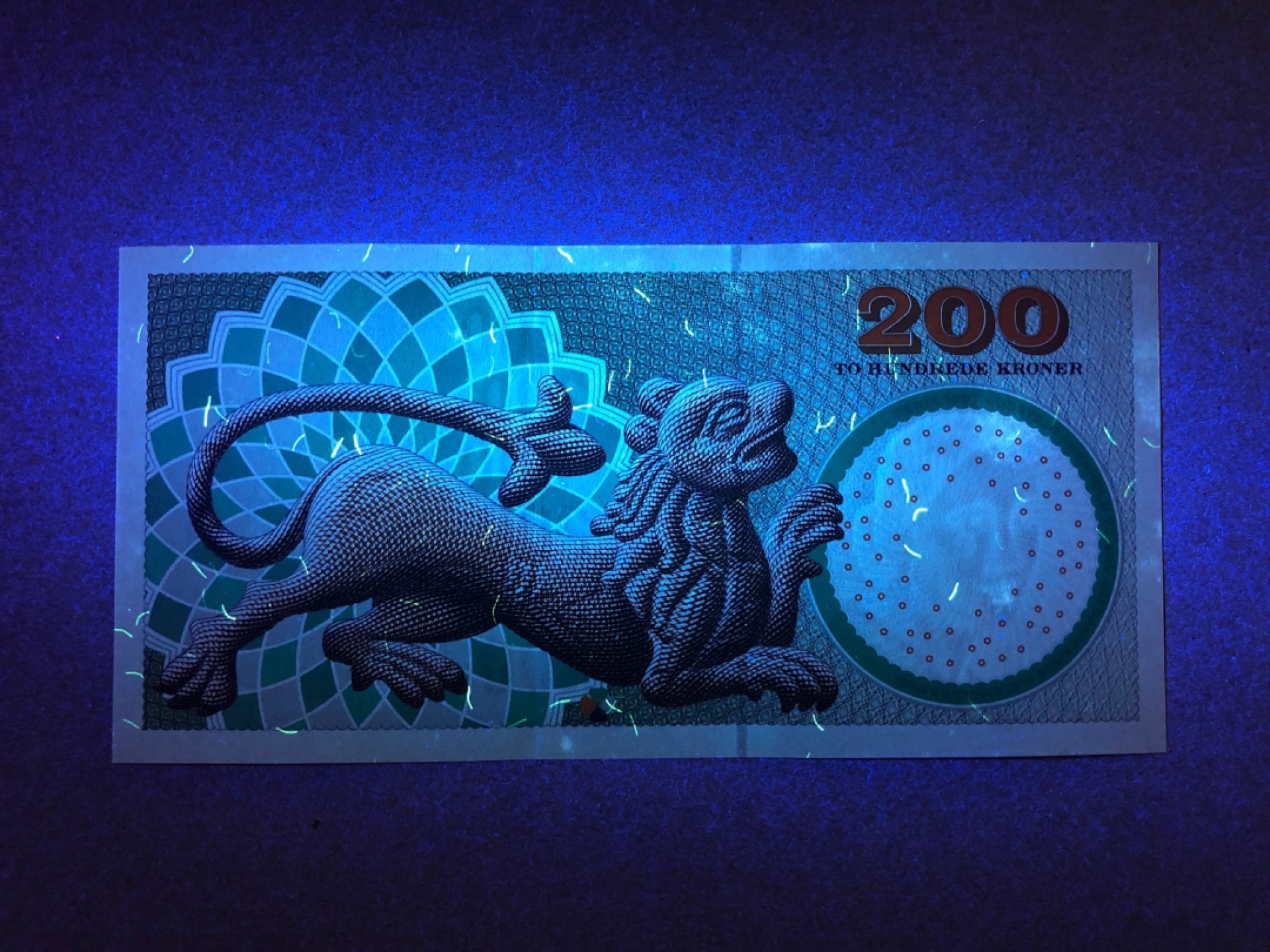 《张总收藏》70期——外币精品 丹麦200克朗 UNC- 浮雕初版 1997年 四周有轻微荧光斑