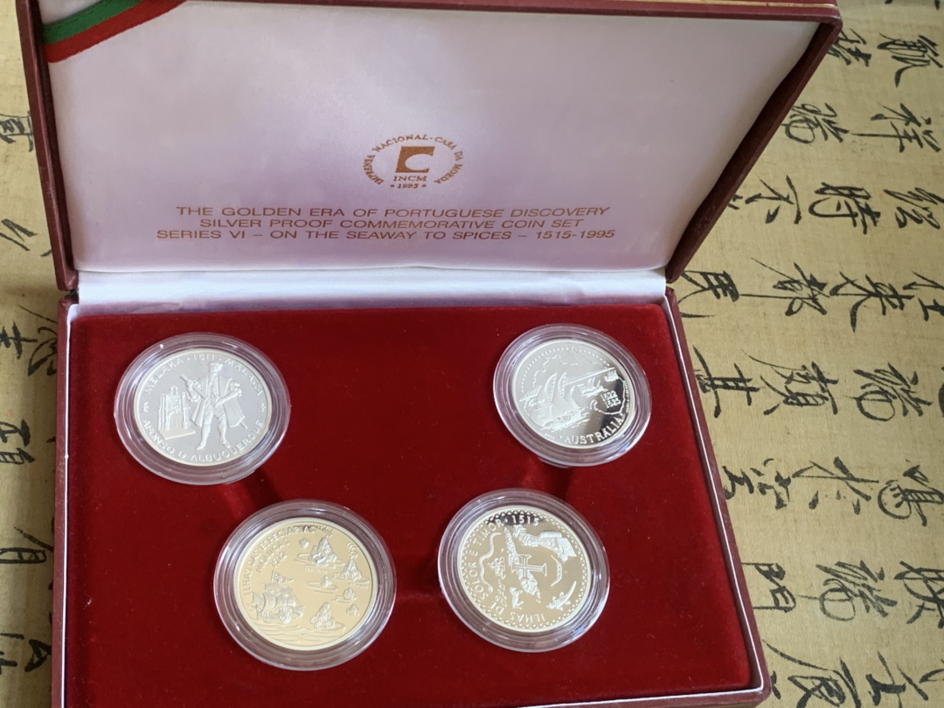 《竞宝斋》第89场-本周日，周一，周四，3场连拍（全场不限金额包邮） 原盒证书 葡萄牙1995年 纪念马六甲印尼群岛东帝汶澳大利亚航线开辟 四枚装 200埃斯库多精制大银币 单枚26.5克 925银 非常漂亮