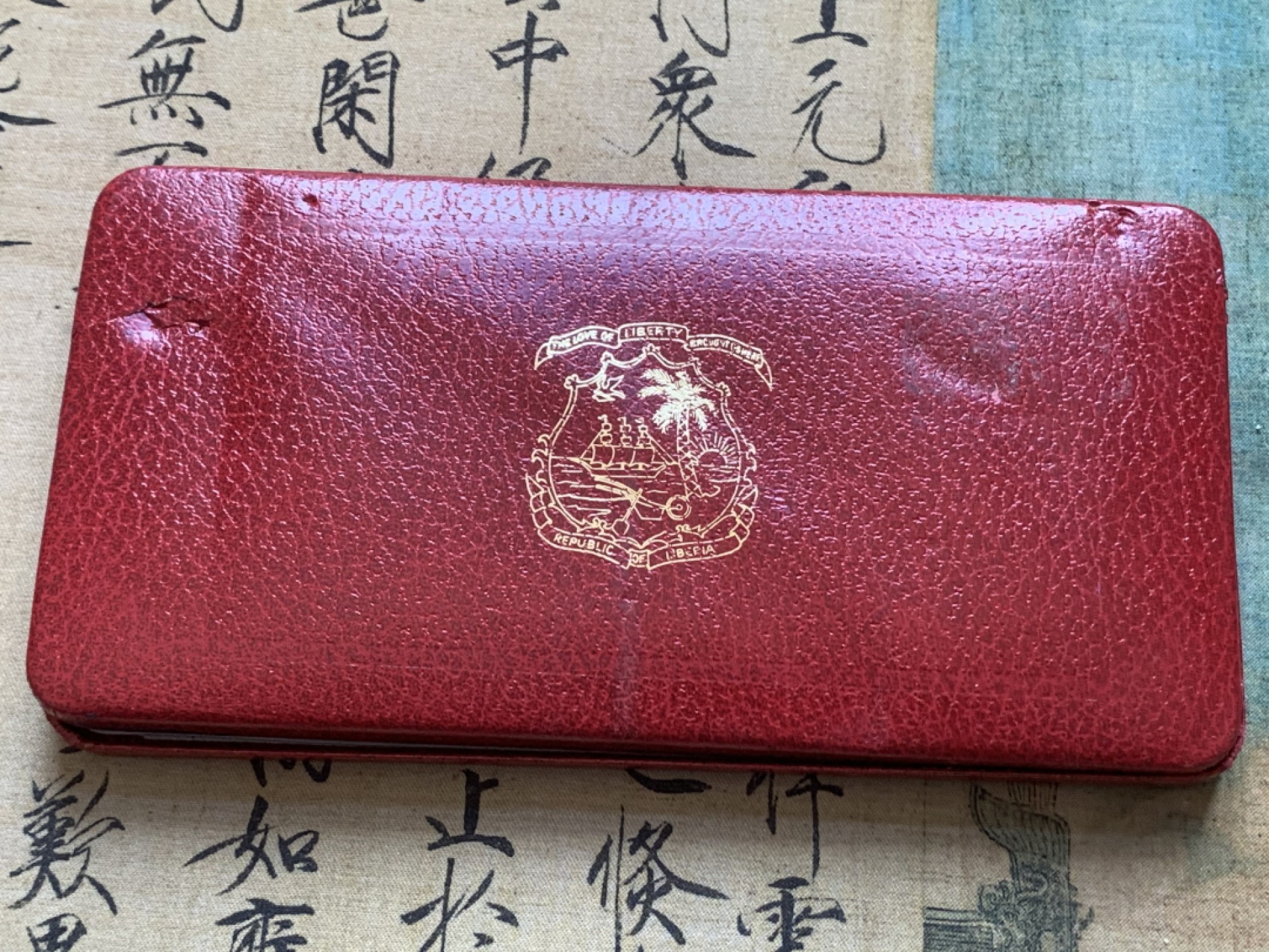 《竞宝斋》第89场-本周日，周一，周四，3场连拍（全场不限金额包邮） 原盒证书1975年 七枚套不同面值 其中最大的大象银币34克 发行量9170枚