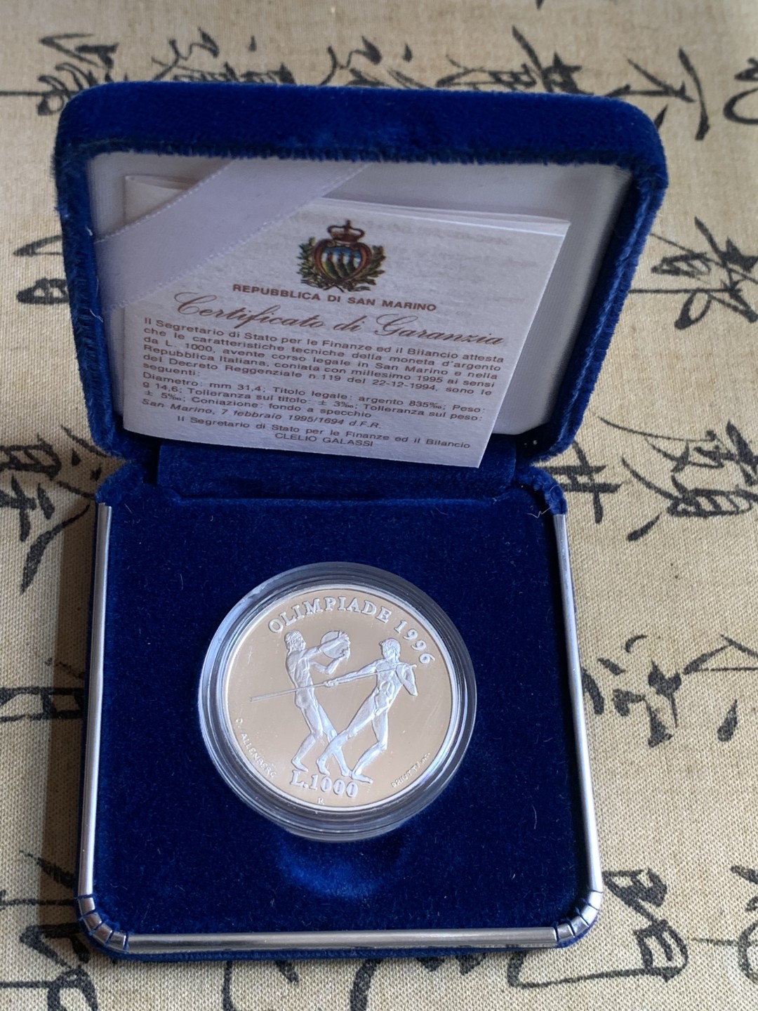 《竞宝斋》第89场-本周日，周一，周四，3场连拍（全场不限金额包邮） 原盒证书 圣马力诺1995年 奥运1000里拉 精制大银币 14.6克 835银