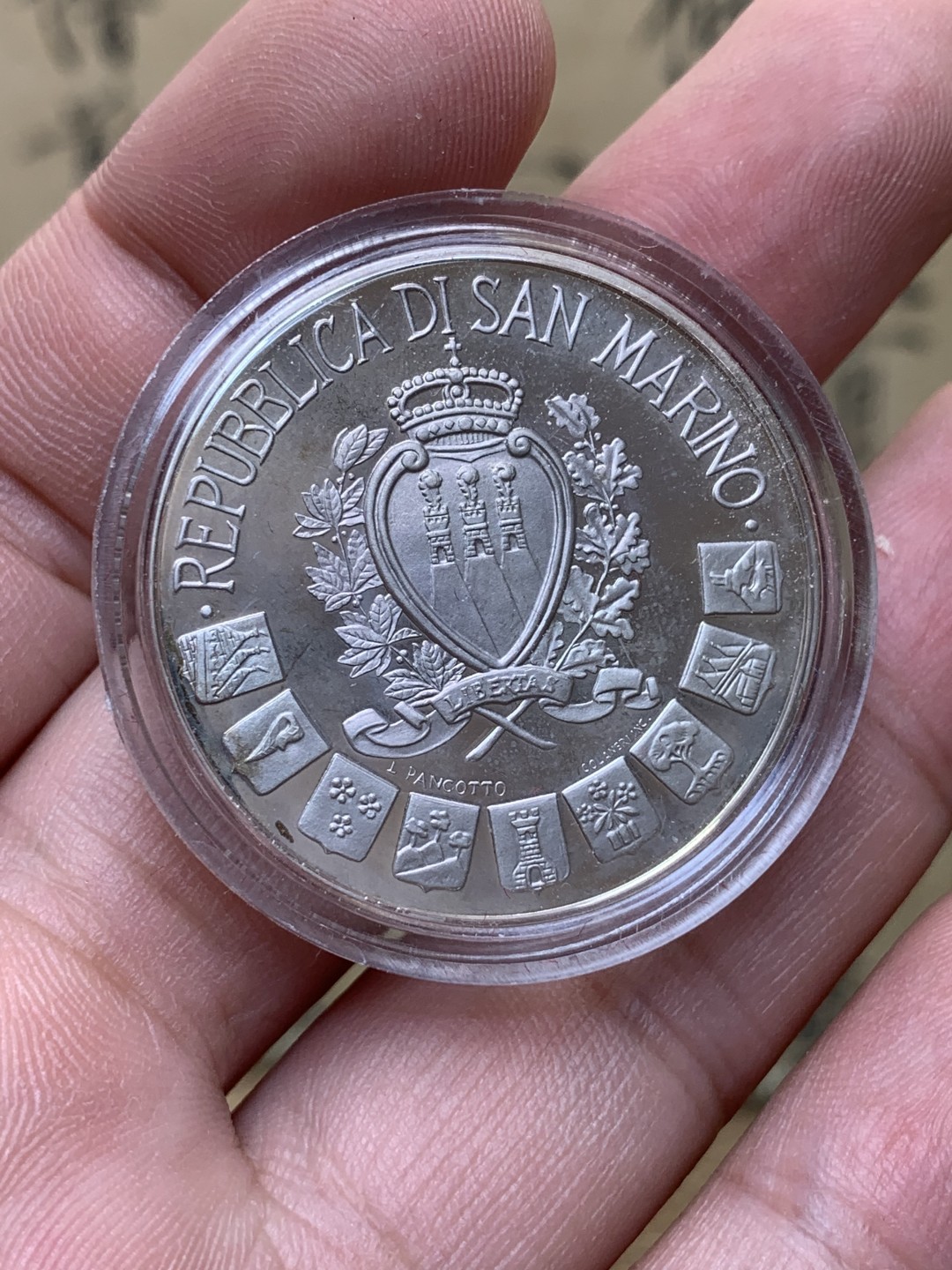 《竞宝斋》第89场-本周日，周一，周四，3场连拍（全场不限金额包邮） 原盒证书 圣马力诺 1997年女神头像 10000里拉精制大银币 22克 835银