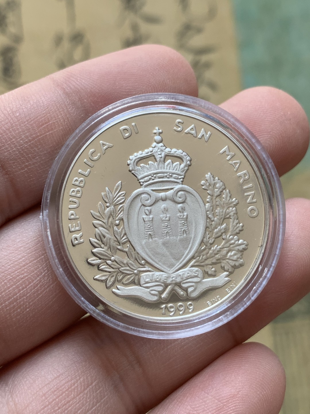 《竞宝斋》第89场-本周日，周一，周四，3场连拍（全场不限金额包邮） 147 原盒证书 圣马力诺1999年 射击 10000里拉精制大银币 22克 835银