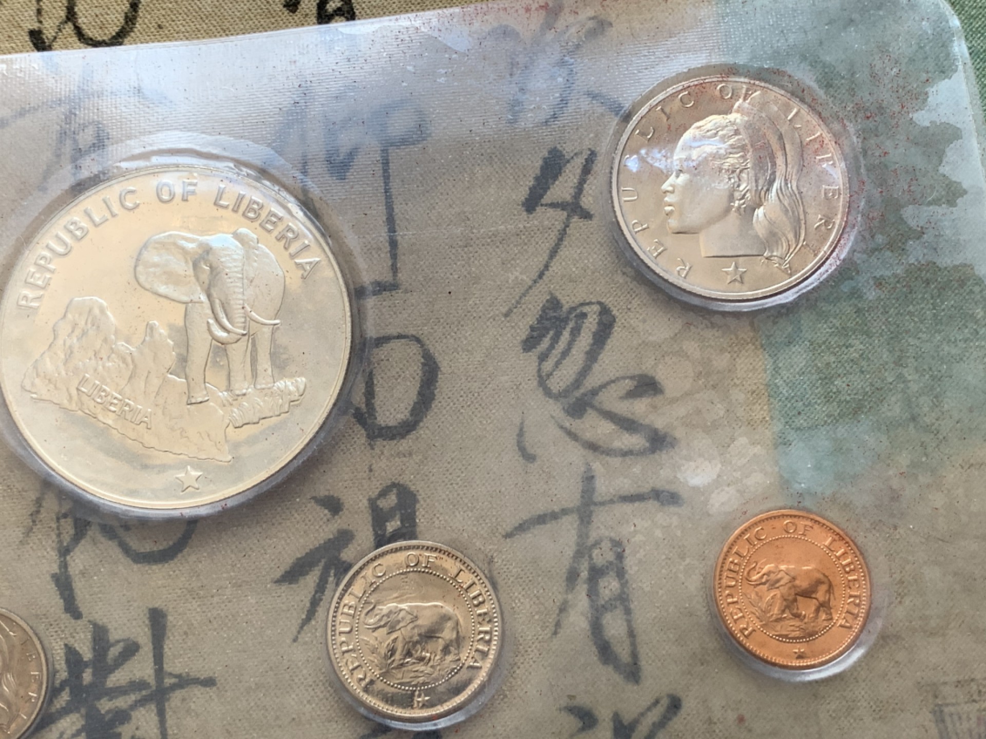 《竞宝斋》第89场-本周日，周一，周四，3场连拍（全场不限金额包邮） 原盒证书1975年 七枚套不同面值 其中最大的大象银币34克 发行量9170枚