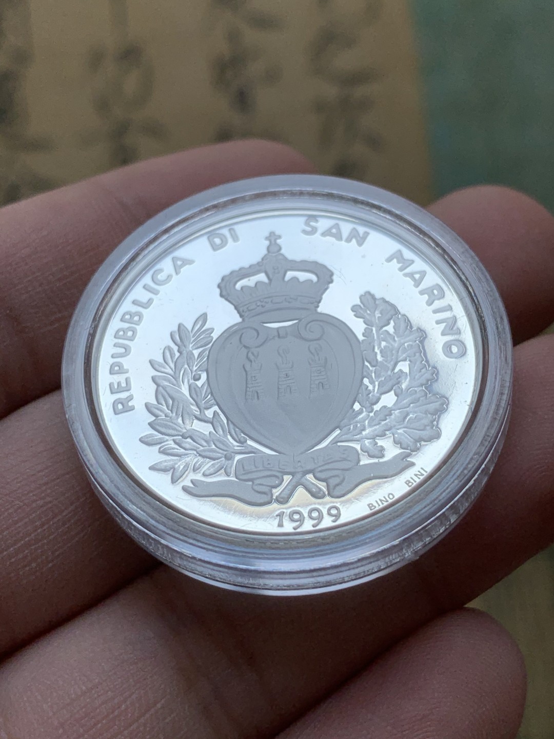 《竞宝斋》第89场-本周日，周一，周四，3场连拍（全场不限金额包邮） 147 原盒证书 圣马力诺1999年 射击 10000里拉精制大银币 22克 835银