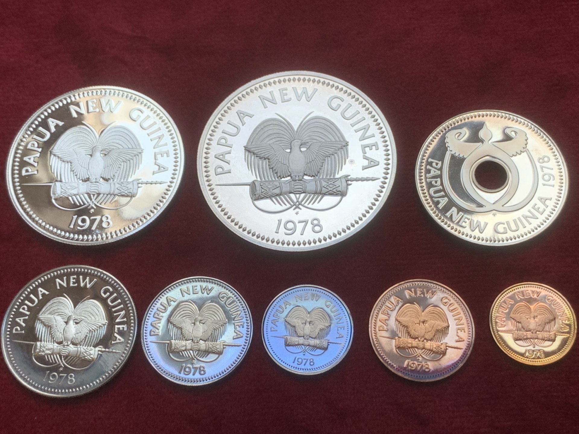 《竞宝斋》第89场-本周日，周一，周四，3场连拍（全场不限金额包邮） 原盒证书 巴布亚新几内亚 1978年 八枚套 精制币 其中最大两枚27.6g和41.6克是银币