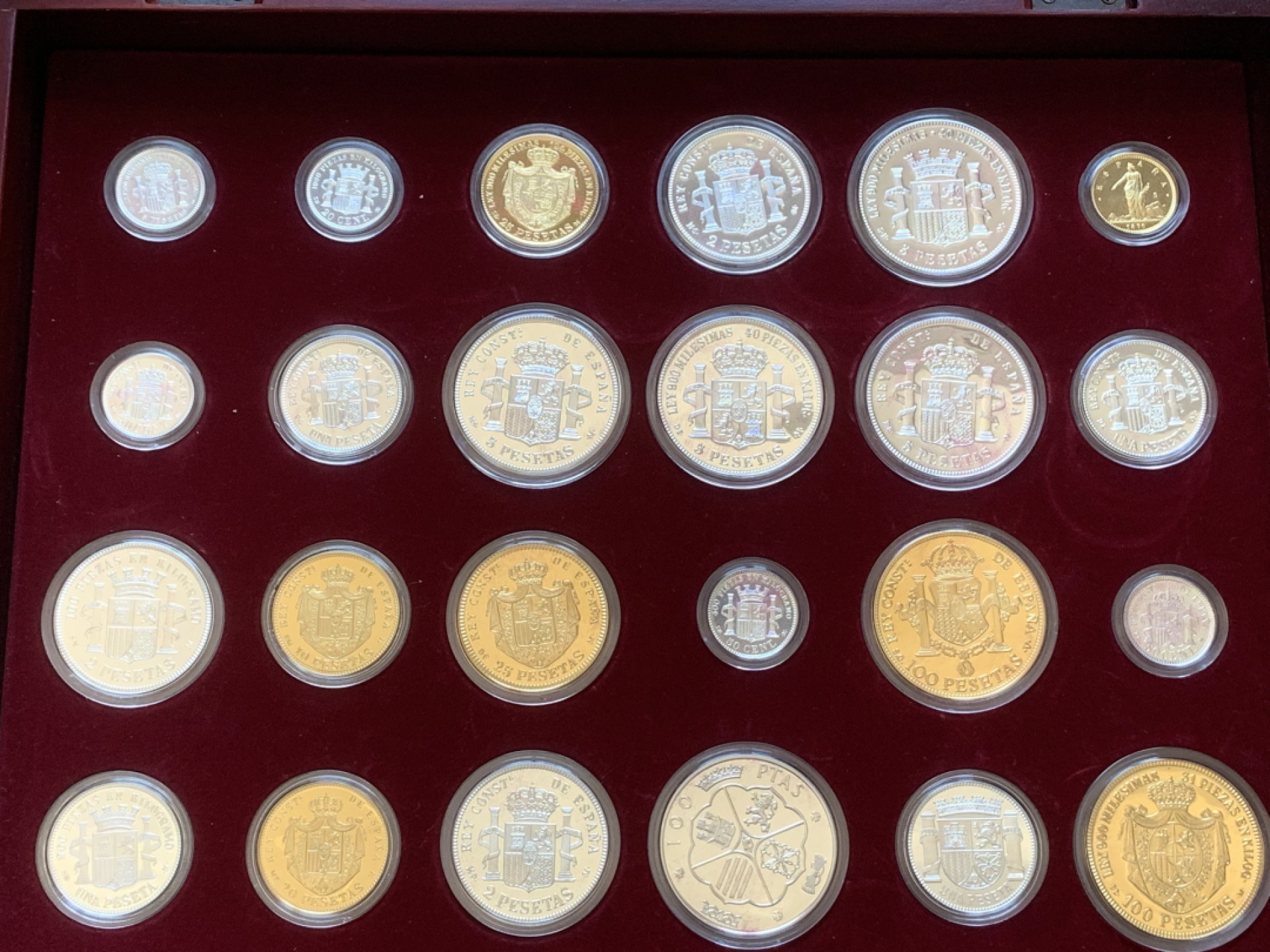 《竞宝斋》第89场-本周日，周一，周四，3场连拍（全场不限金额包邮） 原木盒证书 西班牙 纪念比塞塔货币 银章 一共24枚 925银 其中7枚镀金，总重量550克