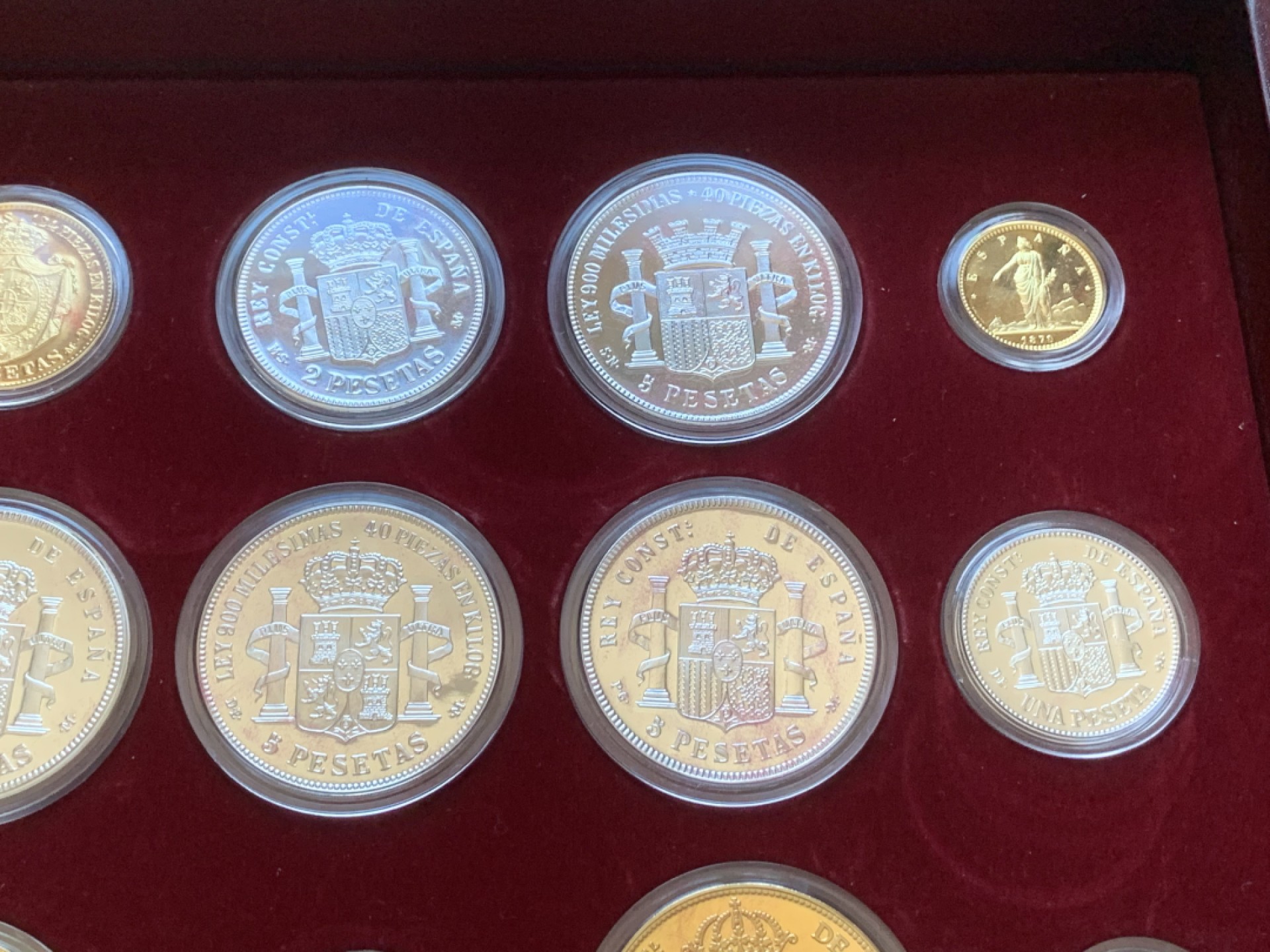 《竞宝斋》第89场-本周日，周一，周四，3场连拍（全场不限金额包邮） 原木盒证书 西班牙 纪念比塞塔货币 银章 一共24枚 925银 其中7枚镀金，总重量550克