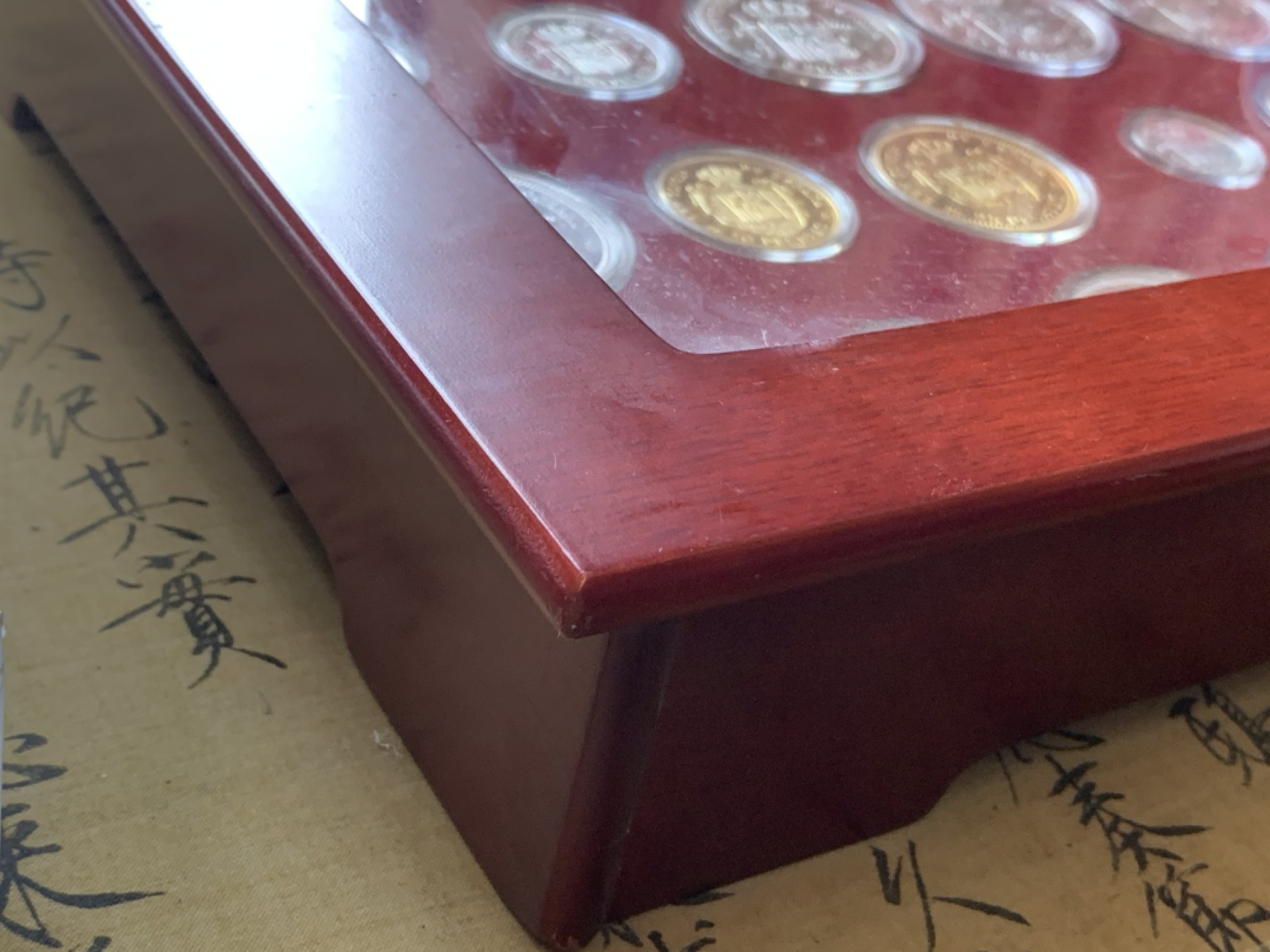 《竞宝斋》第89场-本周日，周一，周四，3场连拍（全场不限金额包邮） 原木盒证书 西班牙 纪念比塞塔货币 银章 一共24枚 925银 其中7枚镀金，总重量550克