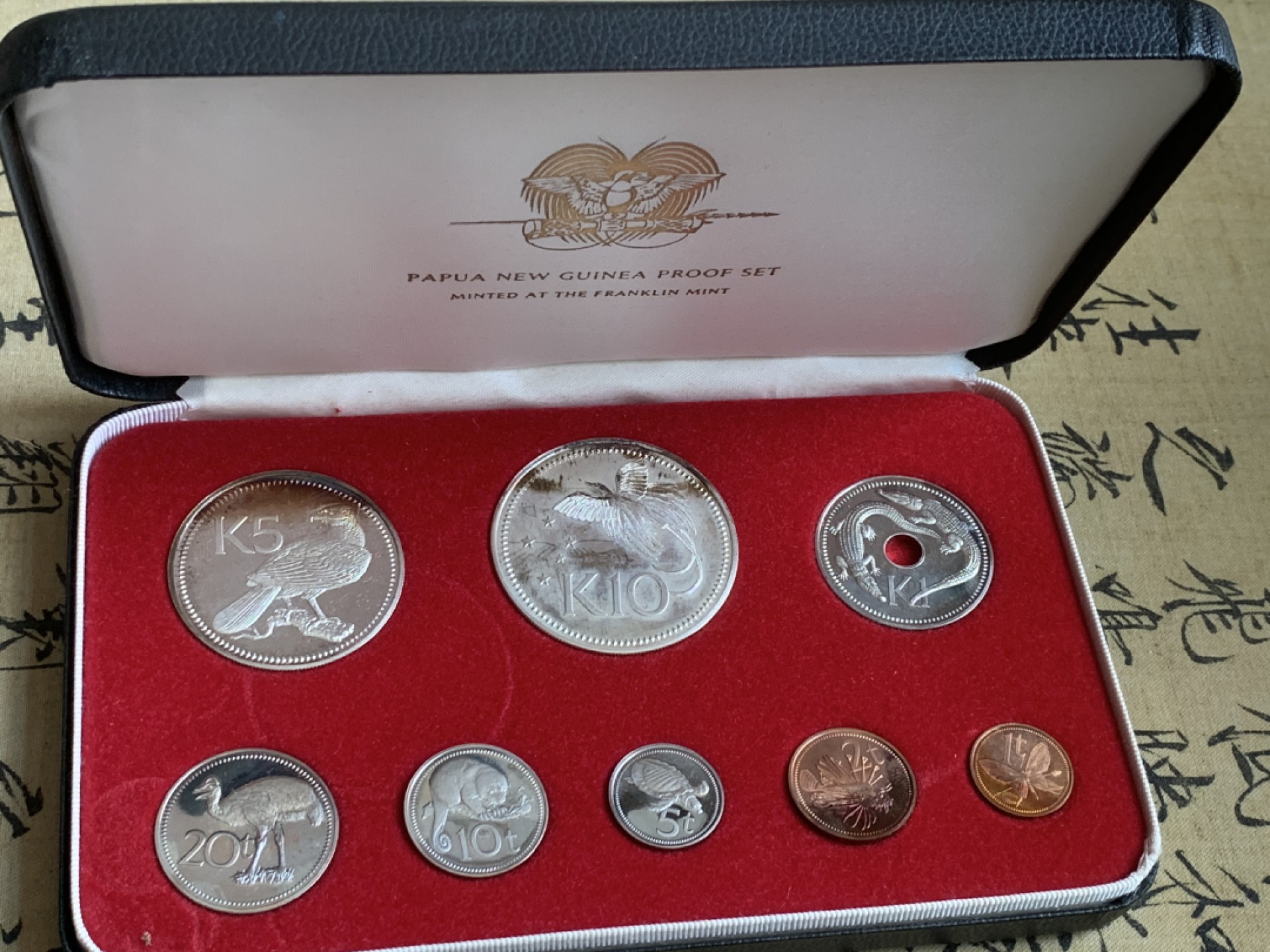 《竞宝斋》第89场-本周日，周一，周四，3场连拍（全场不限金额包邮） 原盒证书 巴布亚新几内亚 1978年 八枚套 精制币 其中最大两枚27.6g和41.6克是银币