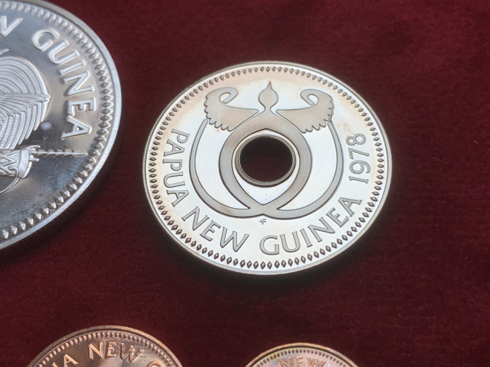 《竞宝斋》第89场-本周日，周一，周四，3场连拍（全场不限金额包邮） 原盒证书 巴布亚新几内亚 1978年 八枚套 精制币 其中最大两枚27.6g和41.6克是银币