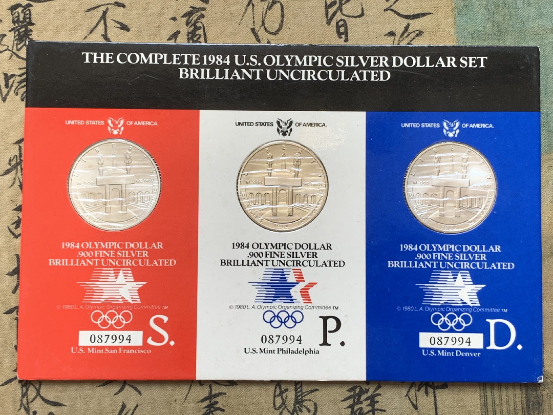 《竞宝斋》第89场-本周日，周一，周四，3场连拍（全场不限金额包邮） 美国1984 老鹰 1元大银币 三枚不同厂 封装套 单枚26.8克