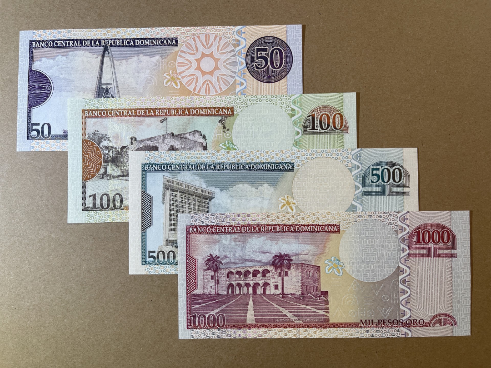 《张总收藏》70期——外币精品 多米尼加50-1000比索4张 UNC 2009年