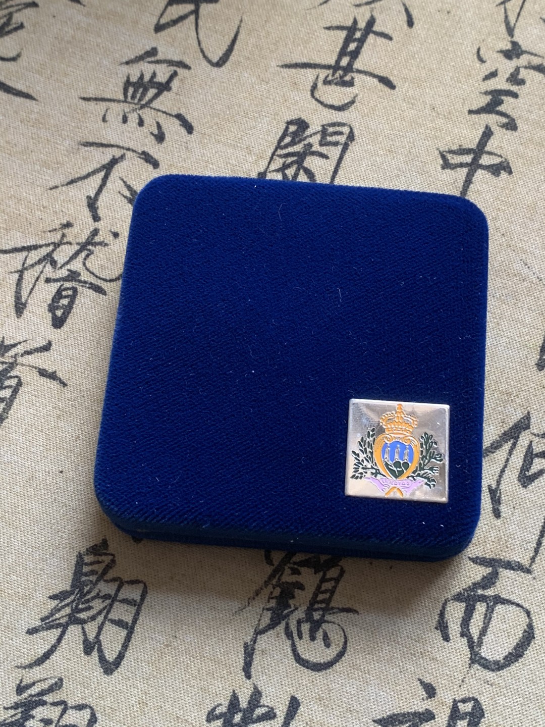 《竞宝斋》第89场-本周日，周一，周四，3场连拍（全场不限金额包邮） 147 原盒证书 圣马力诺1999年 射击 10000里拉精制大银币 22克 835银