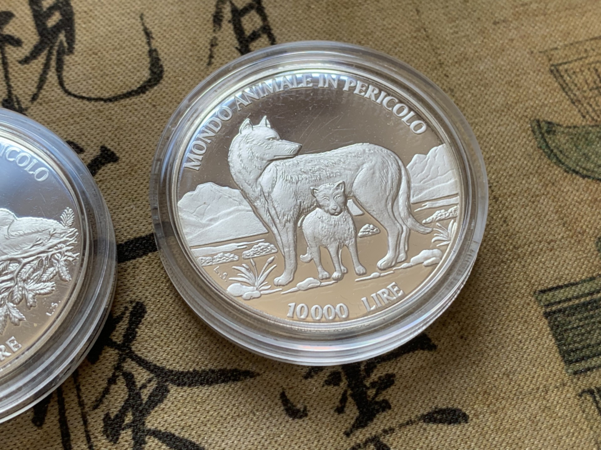 《竞宝斋》第89场-本周日，周一，周四，3场连拍（全场不限金额包邮） 原盒证书 圣马力诺1996年 濒危动物系列 5000/10000里拉精致大银币 非常漂亮