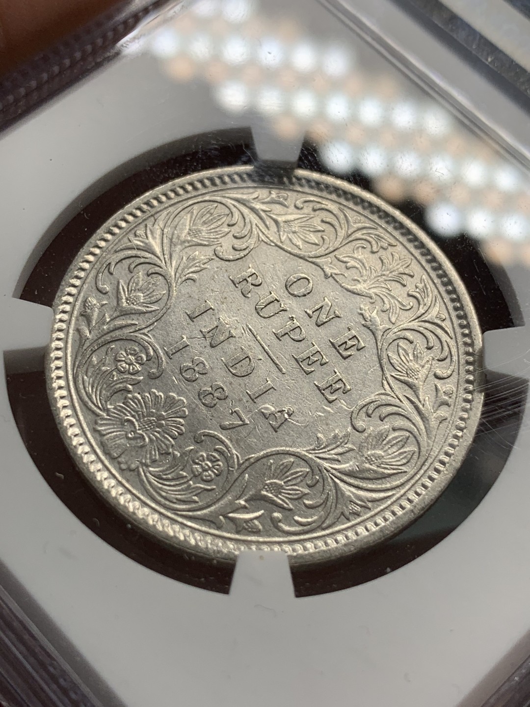 《竞宝斋》第89场-本周日，周一，周四，3场连拍（全场不限金额包邮） NGC-UNC  印度 1887年 维多利亚 1卢比银币 