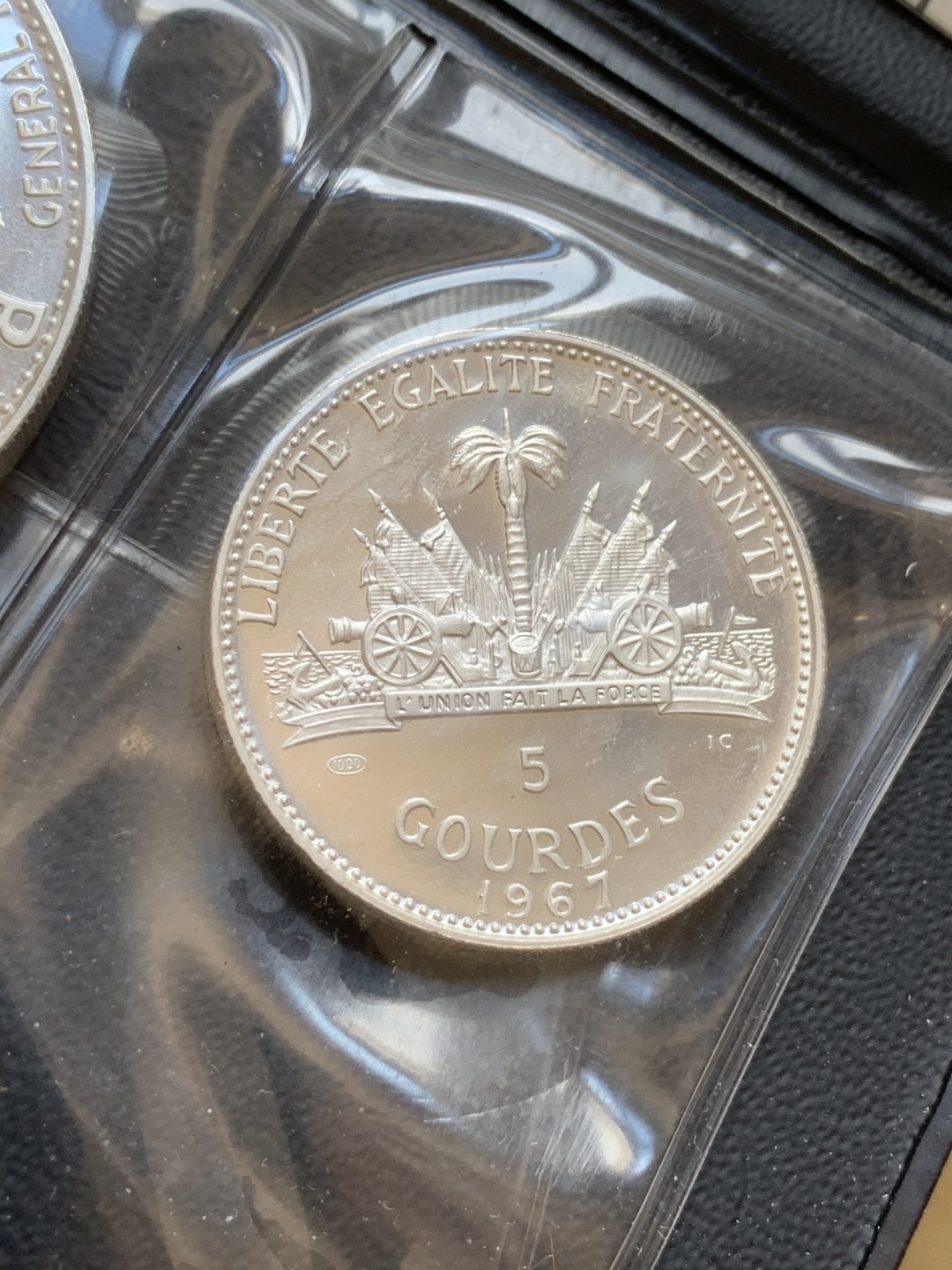 《竞宝斋》第89场-本周日，周一，周四，3场连拍（全场不限金额包邮） 大钱包 原包装带证书 海地 1967年 庆祝十周年革命胜利 5/10/25盾 发行量4000多只有 精制纯银999银币 23.52g/47.05g/117.8g