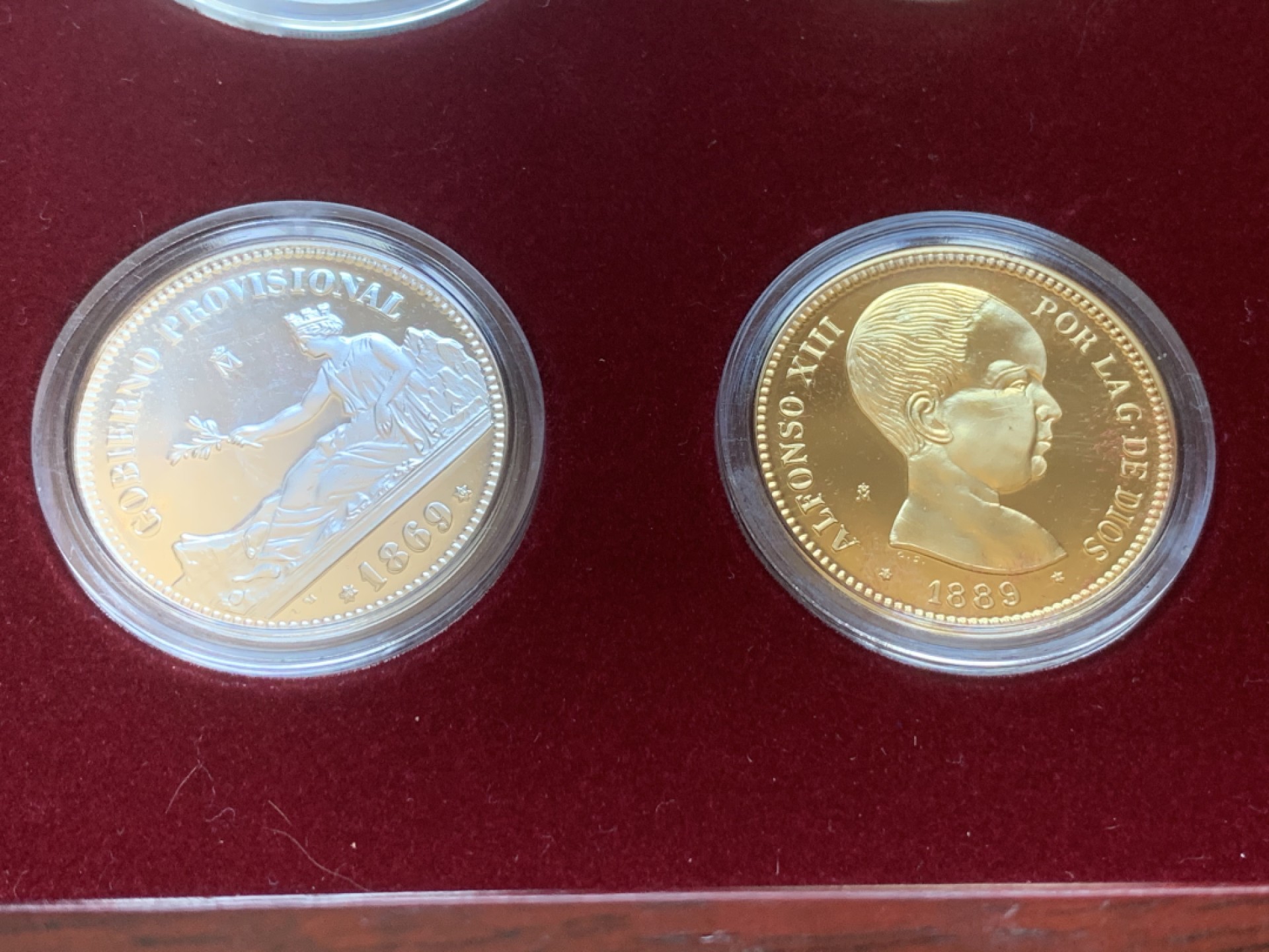 《竞宝斋》第89场-本周日，周一，周四，3场连拍（全场不限金额包邮） 原木盒证书 西班牙 纪念比塞塔货币 银章 一共24枚 925银 其中7枚镀金，总重量550克