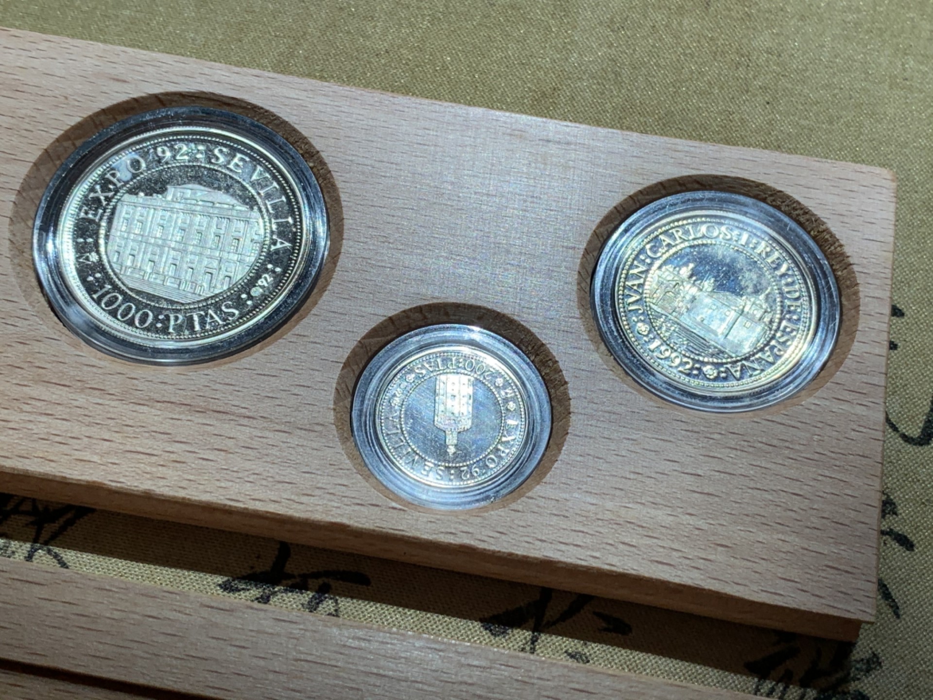 《竞宝斋》第89场-本周日，周一，周四，3场连拍（全场不限金额包邮） 原木盒 西班牙 1992年 五百周年纪念 五枚套 精制银币 非常漂亮 系列里最稀少年份