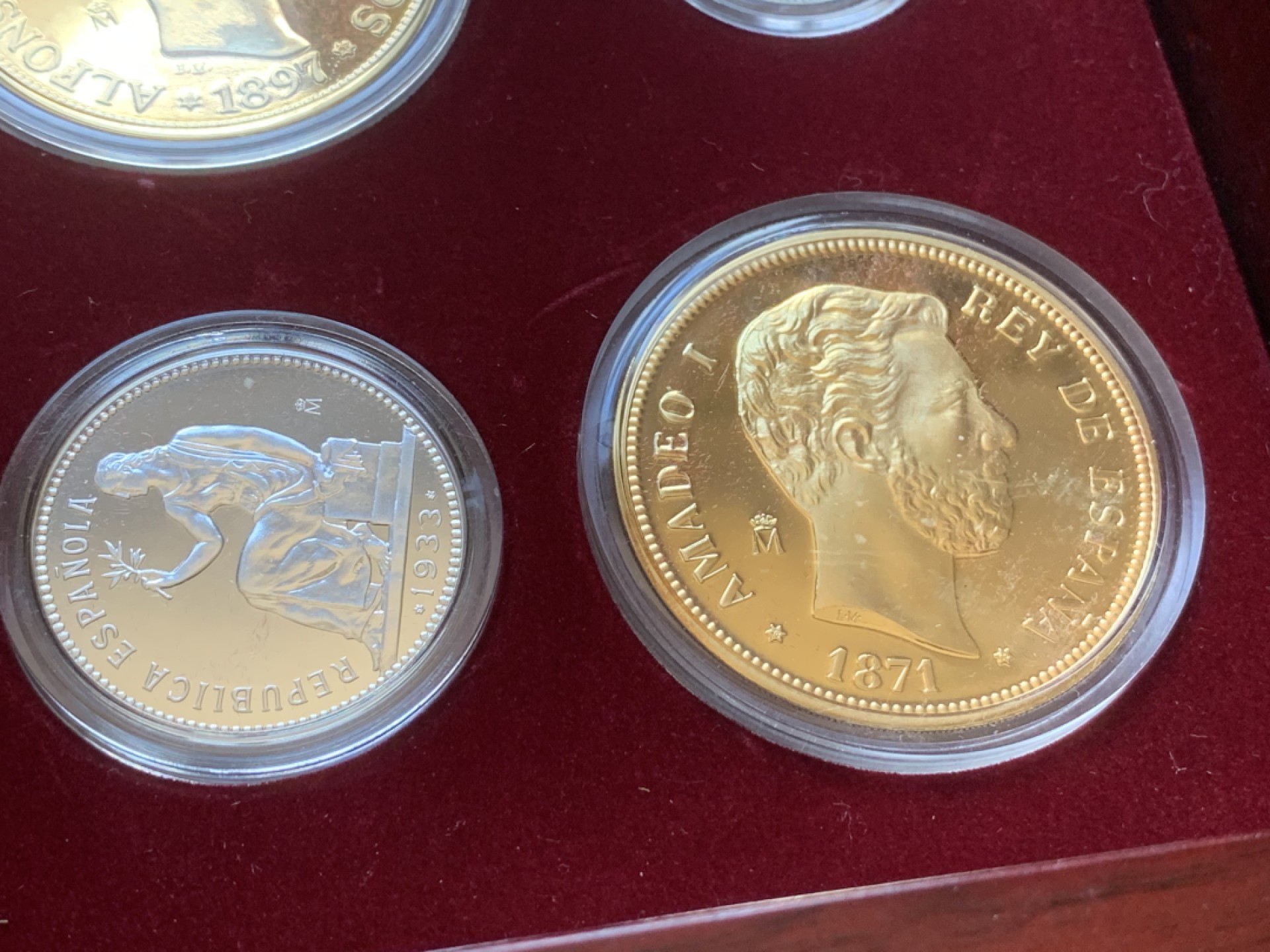 《竞宝斋》第89场-本周日，周一，周四，3场连拍（全场不限金额包邮） 原木盒证书 西班牙 纪念比塞塔货币 银章 一共24枚 925银 其中7枚镀金，总重量550克