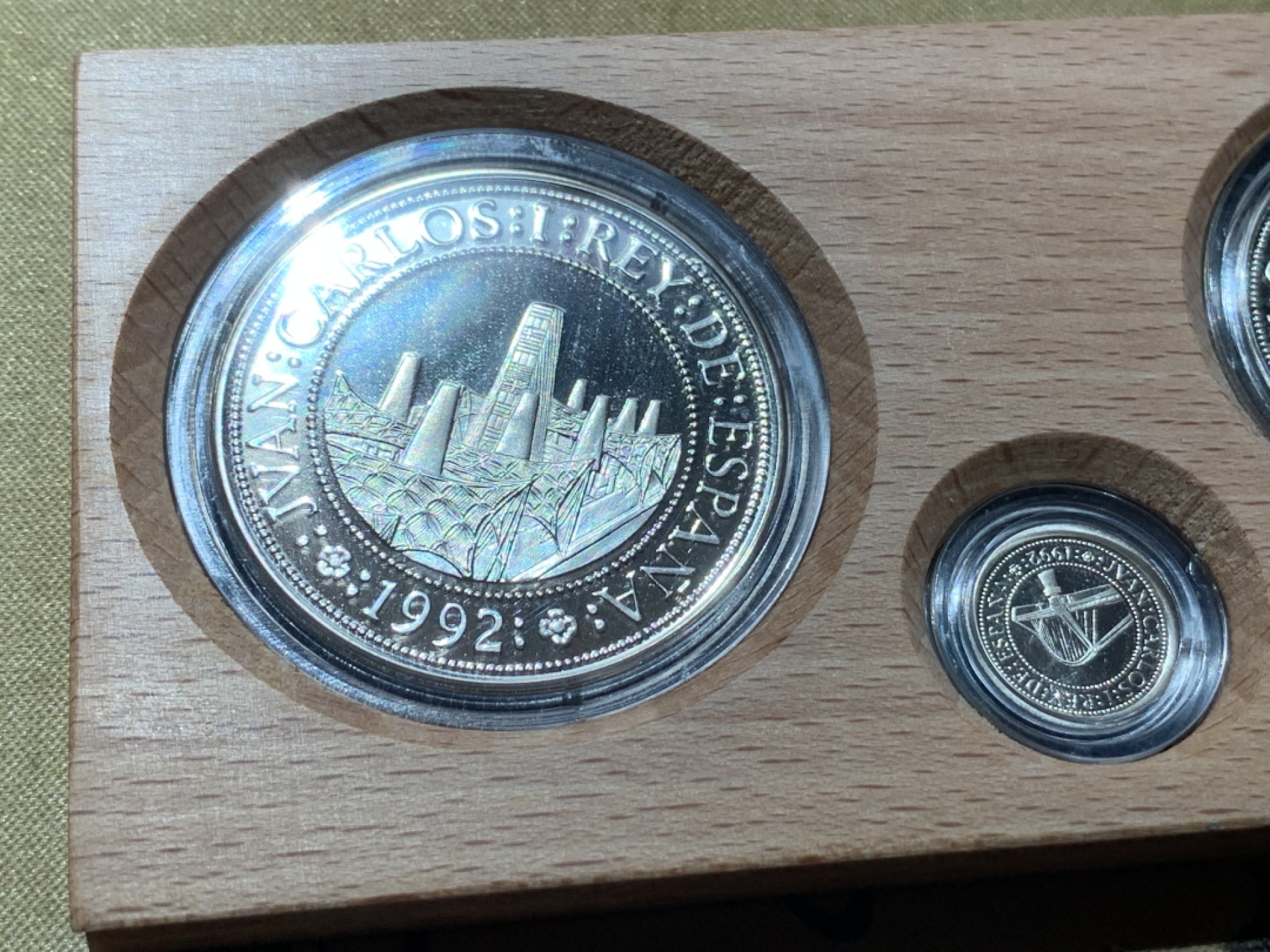 《竞宝斋》第89场-本周日，周一，周四，3场连拍（全场不限金额包邮） 原木盒 西班牙 1992年 五百周年纪念 五枚套 精制银币 非常漂亮 系列里最稀少年份