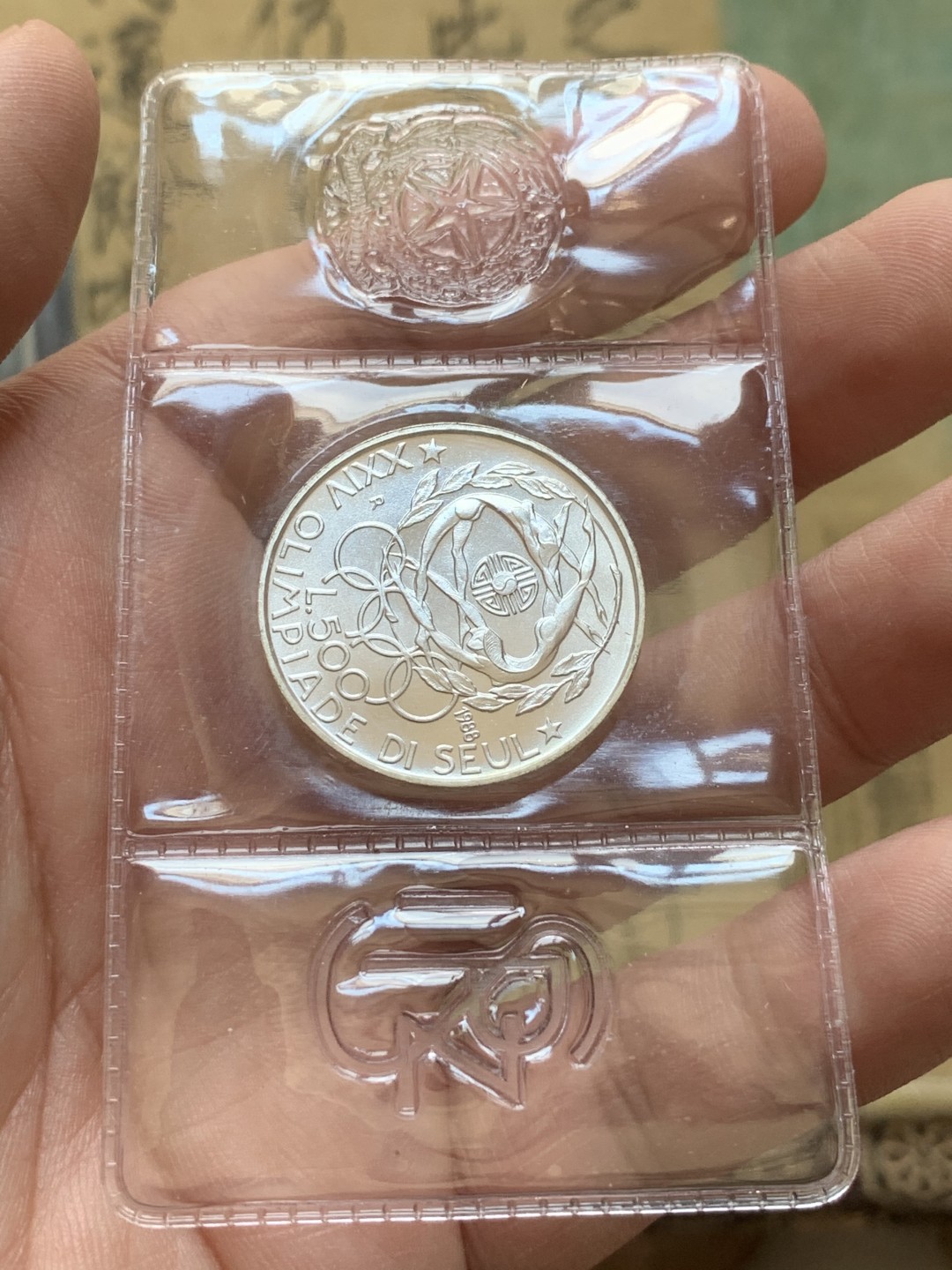 《竞宝斋》第89场-本周日，周一，周四，3场连拍（全场不限金额包邮） 原包装带证书 意大利1988年 纪念首尔奥运 500里拉银币 欧洲币带五星很少见的设计