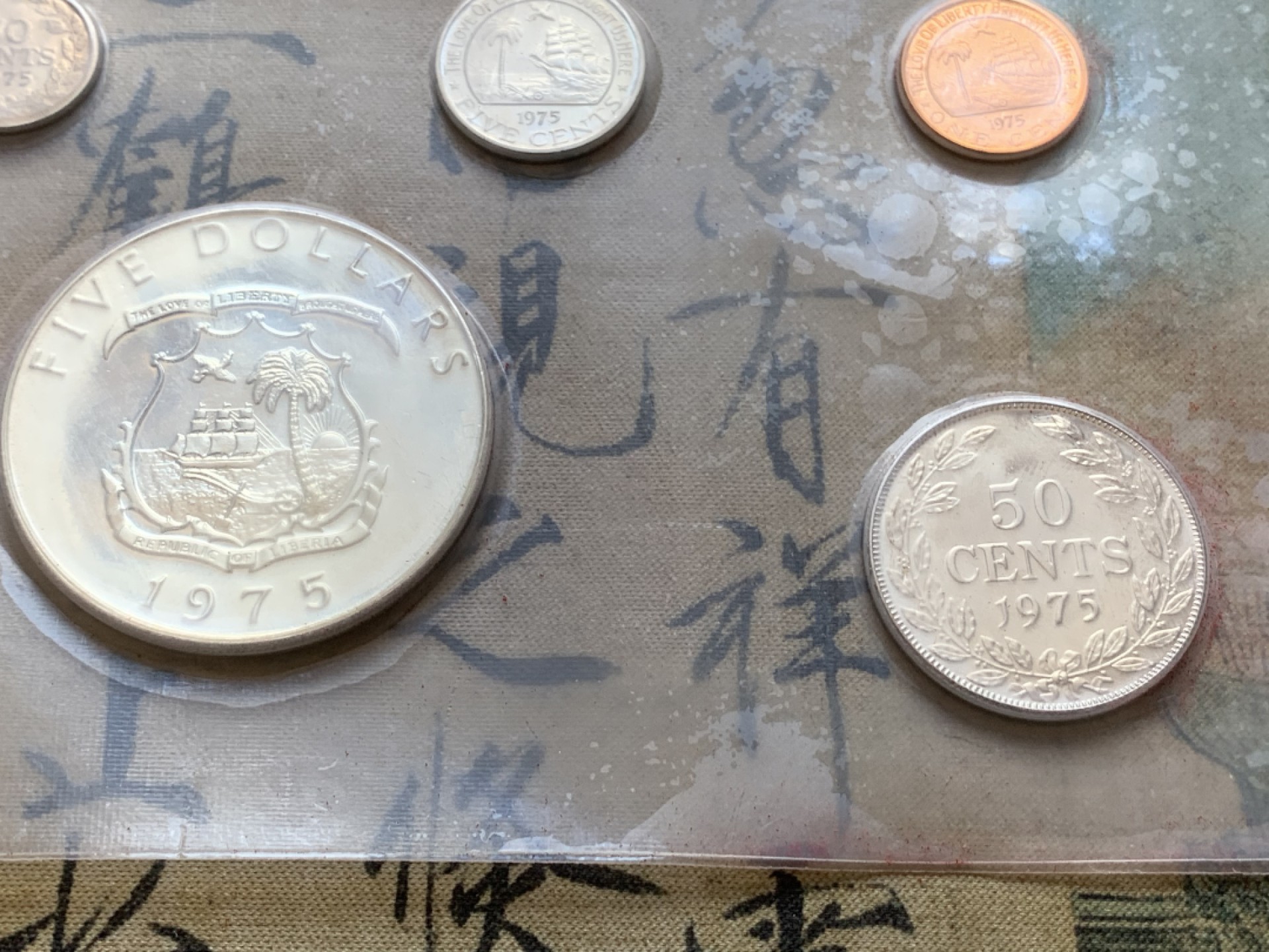 《竞宝斋》第89场-本周日，周一，周四，3场连拍（全场不限金额包邮） 原盒证书1975年 七枚套不同面值 其中最大的大象银币34克 发行量9170枚