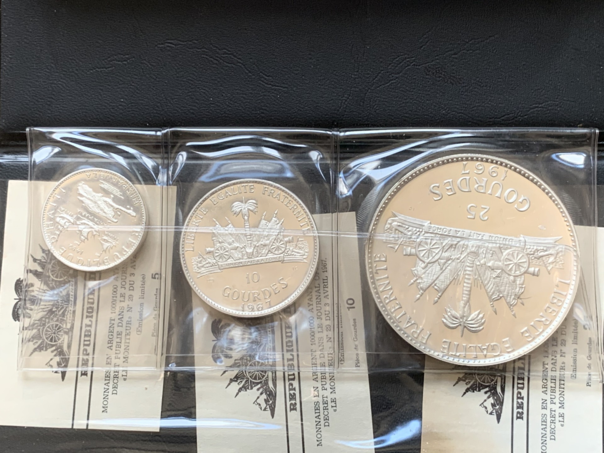 《竞宝斋》第89场-本周日，周一，周四，3场连拍（全场不限金额包邮） 大钱包 原包装带证书 海地 1967年 庆祝十周年革命胜利 5/10/25盾 发行量4000多只有 精制纯银999银币 23.52g/47.05g/117.8g