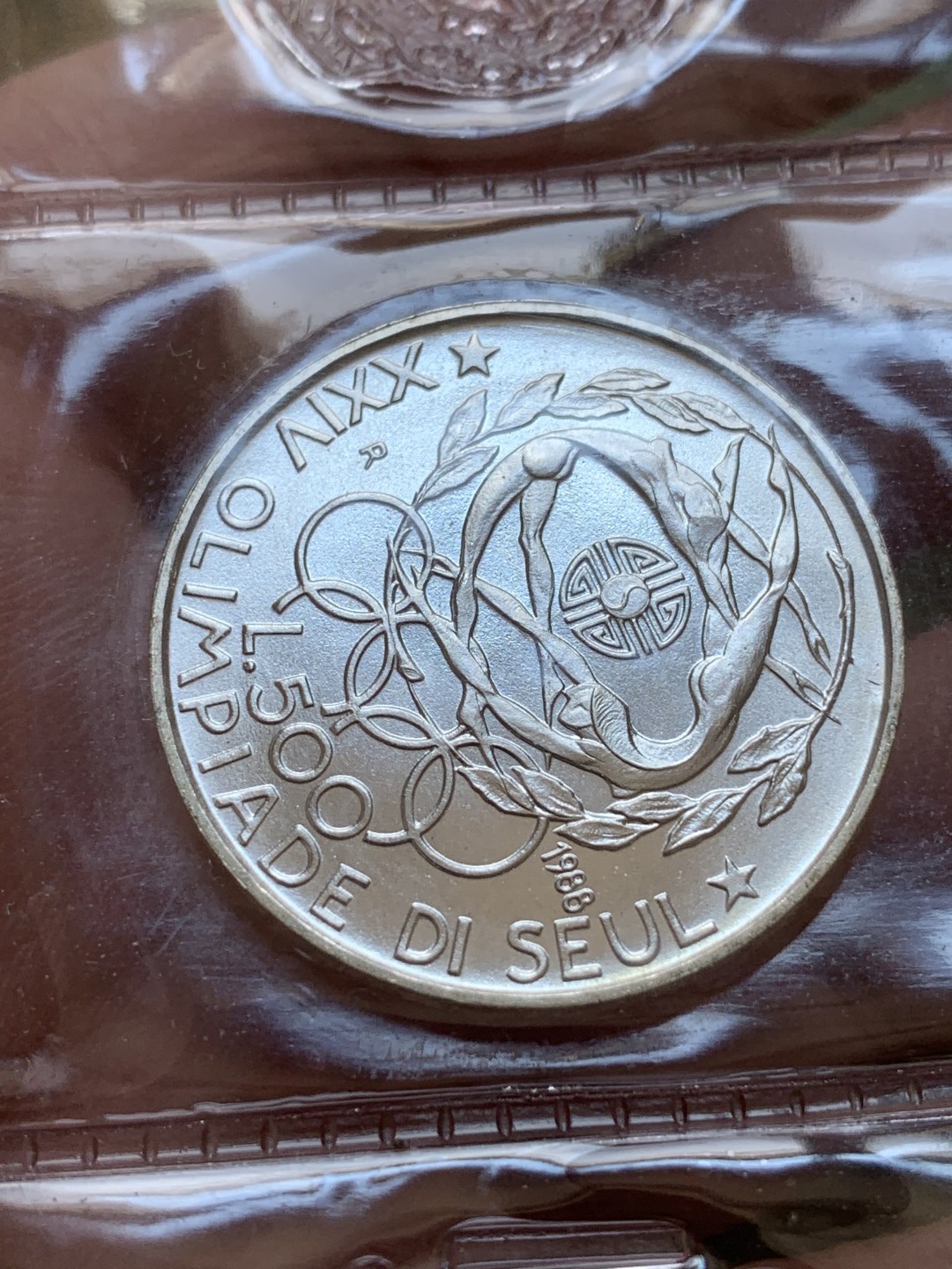 《竞宝斋》第89场-本周日，周一，周四，3场连拍（全场不限金额包邮） 原包装带证书 意大利1988年 纪念首尔奥运 500里拉银币 欧洲币带五星很少见的设计