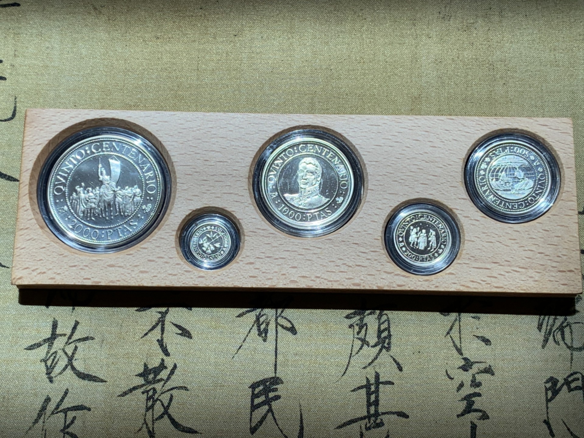 《竞宝斋》第89场-本周日，周一，周四，3场连拍（全场不限金额包邮） 原木盒 西班牙 1991年 五百周年纪念 五枚套 精制银币 非常漂亮