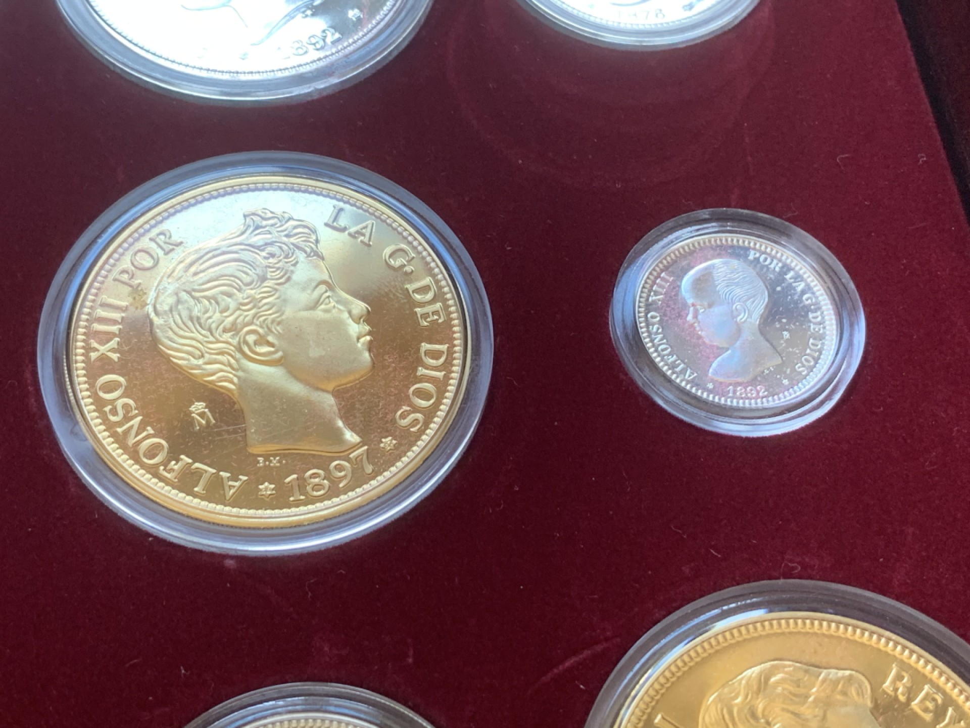 《竞宝斋》第89场-本周日，周一，周四，3场连拍（全场不限金额包邮） 原木盒证书 西班牙 纪念比塞塔货币 银章 一共24枚 925银 其中7枚镀金，总重量550克