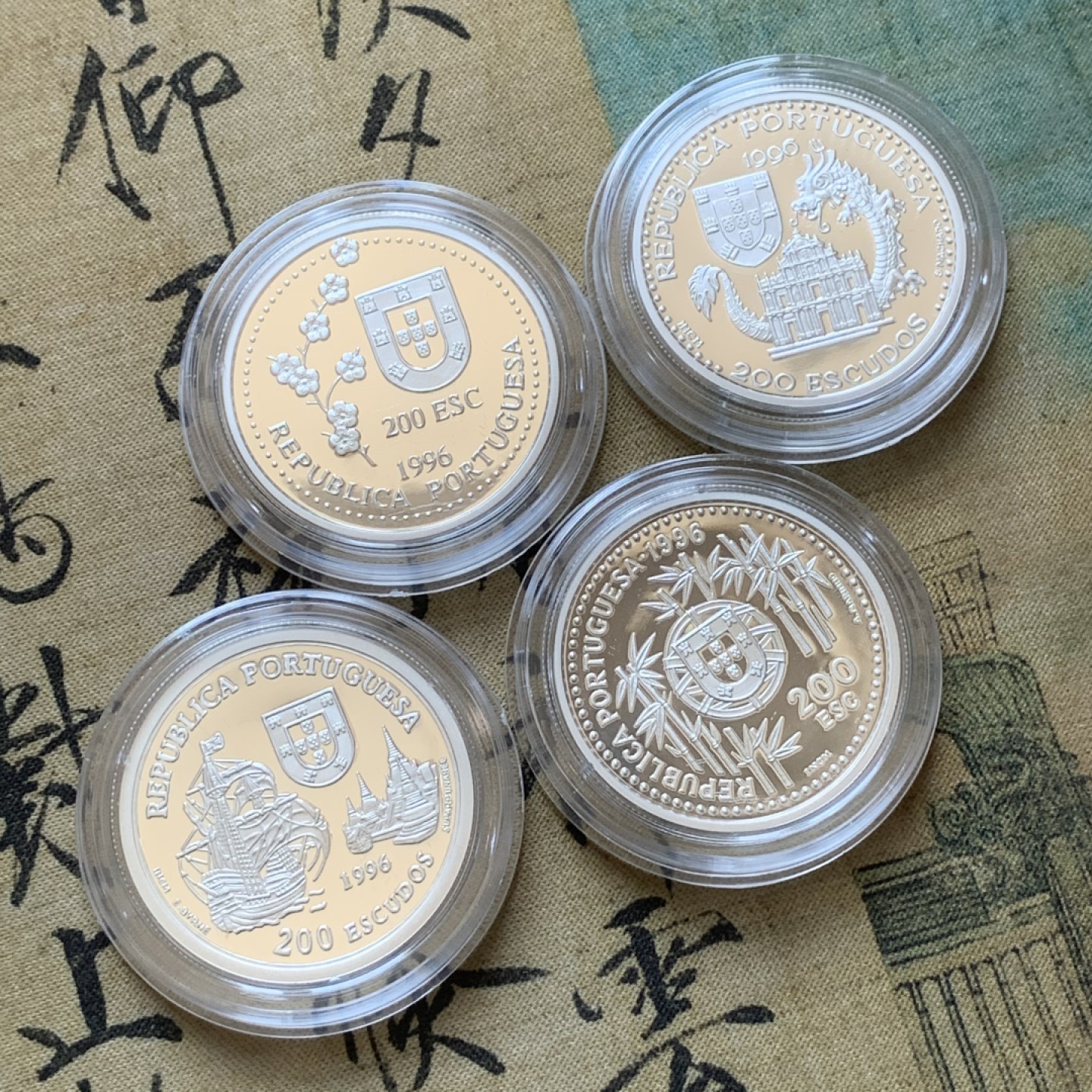 《竞宝斋》第89场-本周日，周一，周四，3场连拍（全场不限金额包邮） 原盒证书 葡萄牙1996年 中国近海系列 200埃斯库多 四枚套 精制大银币 单枚26.5克 925银 非常漂亮