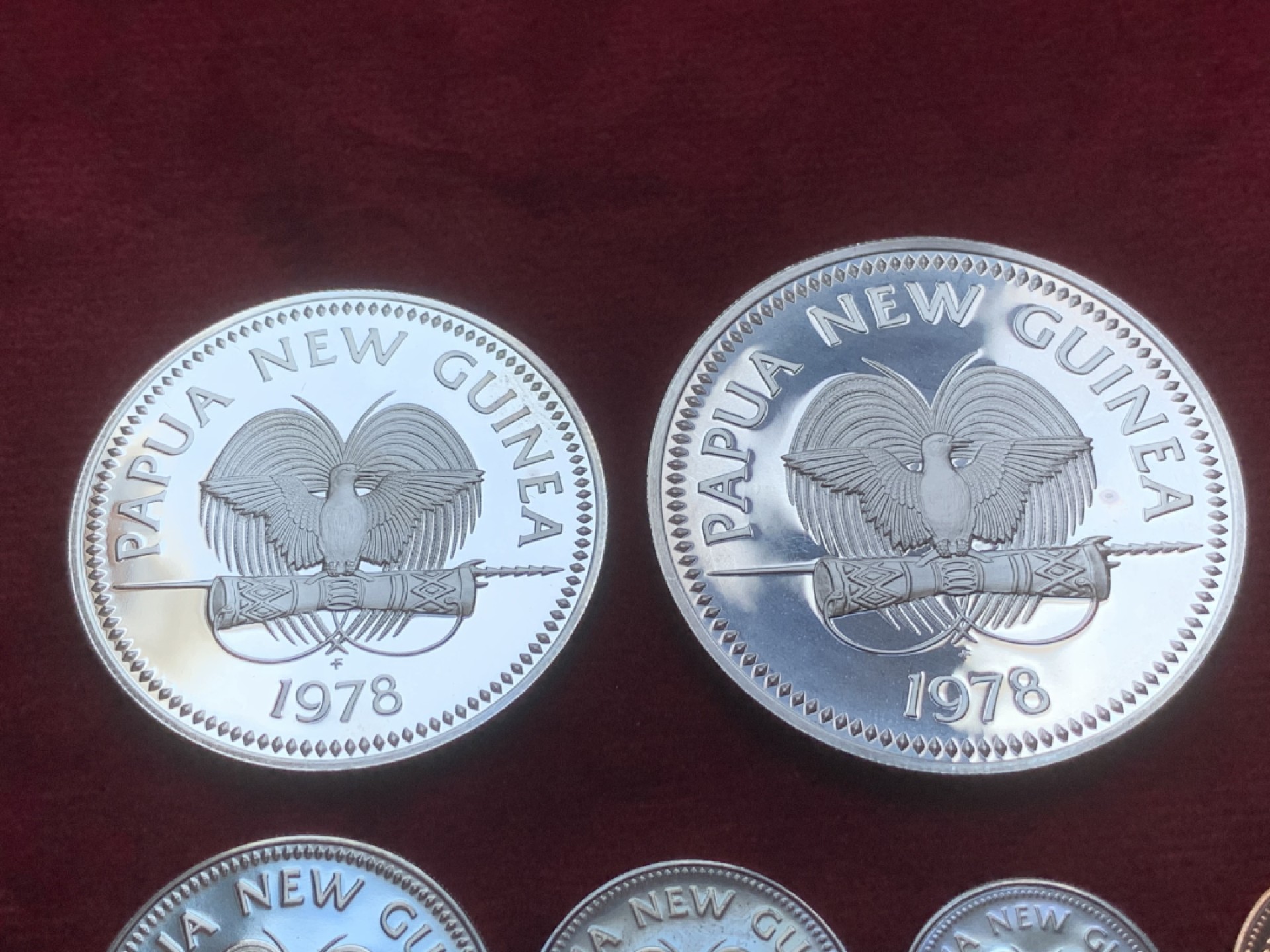 《竞宝斋》第89场-本周日，周一，周四，3场连拍（全场不限金额包邮） 原盒证书 巴布亚新几内亚 1978年 八枚套 精制币 其中最大两枚27.6g和41.6克是银币