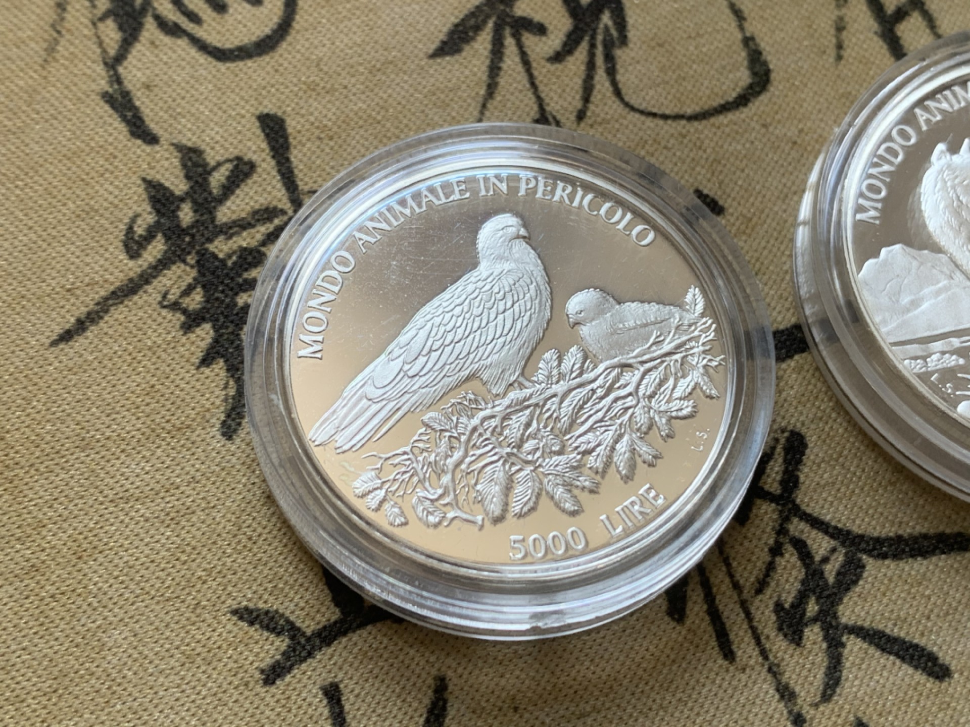 《竞宝斋》第89场-本周日，周一，周四，3场连拍（全场不限金额包邮） 原盒证书 圣马力诺1996年 濒危动物系列 5000/10000里拉精致大银币 非常漂亮