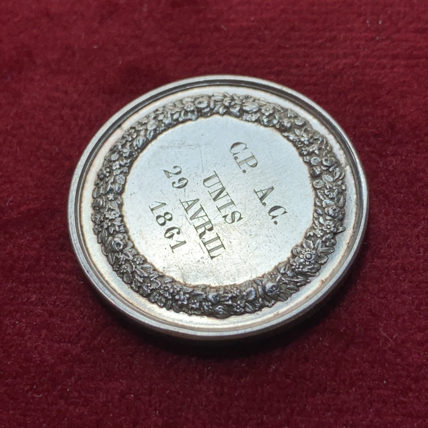 《竞宝斋》第89场-本周日，周一，周四，3场连拍（全场不限金额包邮） 法国 1845-1860年 银质结婚纪念章 雕刻了 婚期及双方姓名缩写，非常有意义 28.1mm直径 10.17克 手指铭 银标