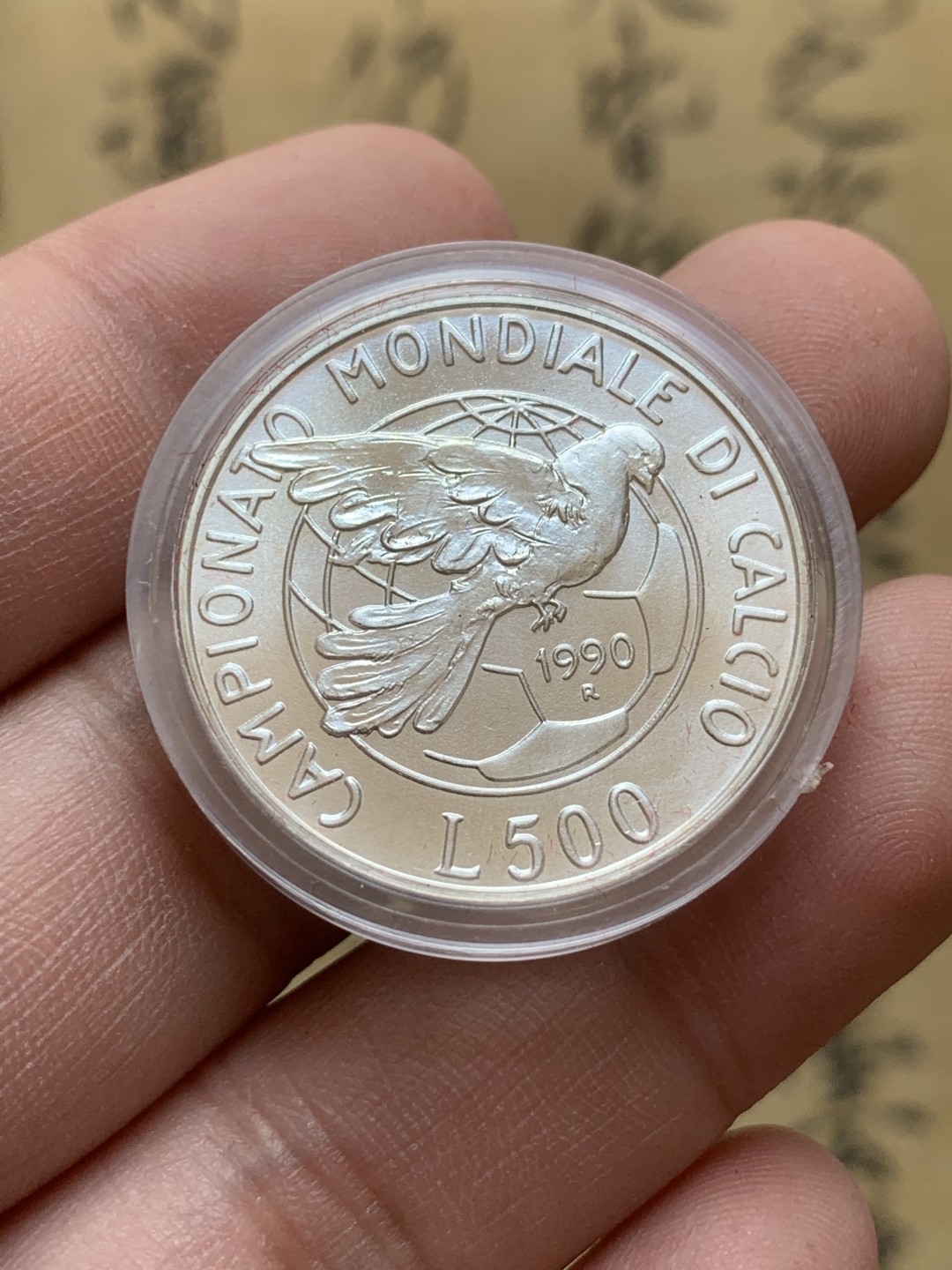 《竞宝斋》第89场-本周日，周一，周四，3场连拍（全场不限金额包邮） 原盒证书 意大利1990年 和平鸽500里拉银币 出厂状态