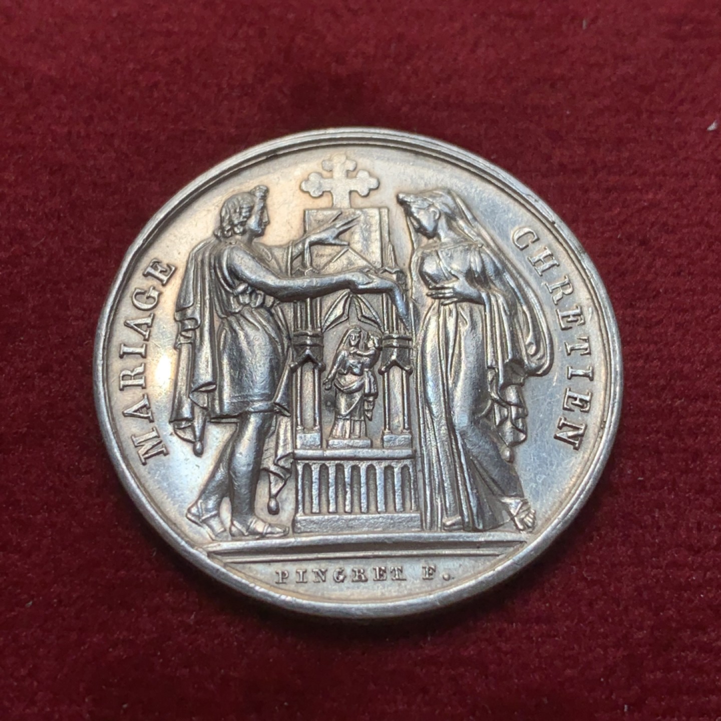 《竞宝斋》第89场-本周日，周一，周四，3场连拍（全场不限金额包邮） 法国 1832-1841年 银质婚章 背面为花体缩写，边缘雕刻了婚期，比较难得 29.8mm直径11.78克 神灯边铭