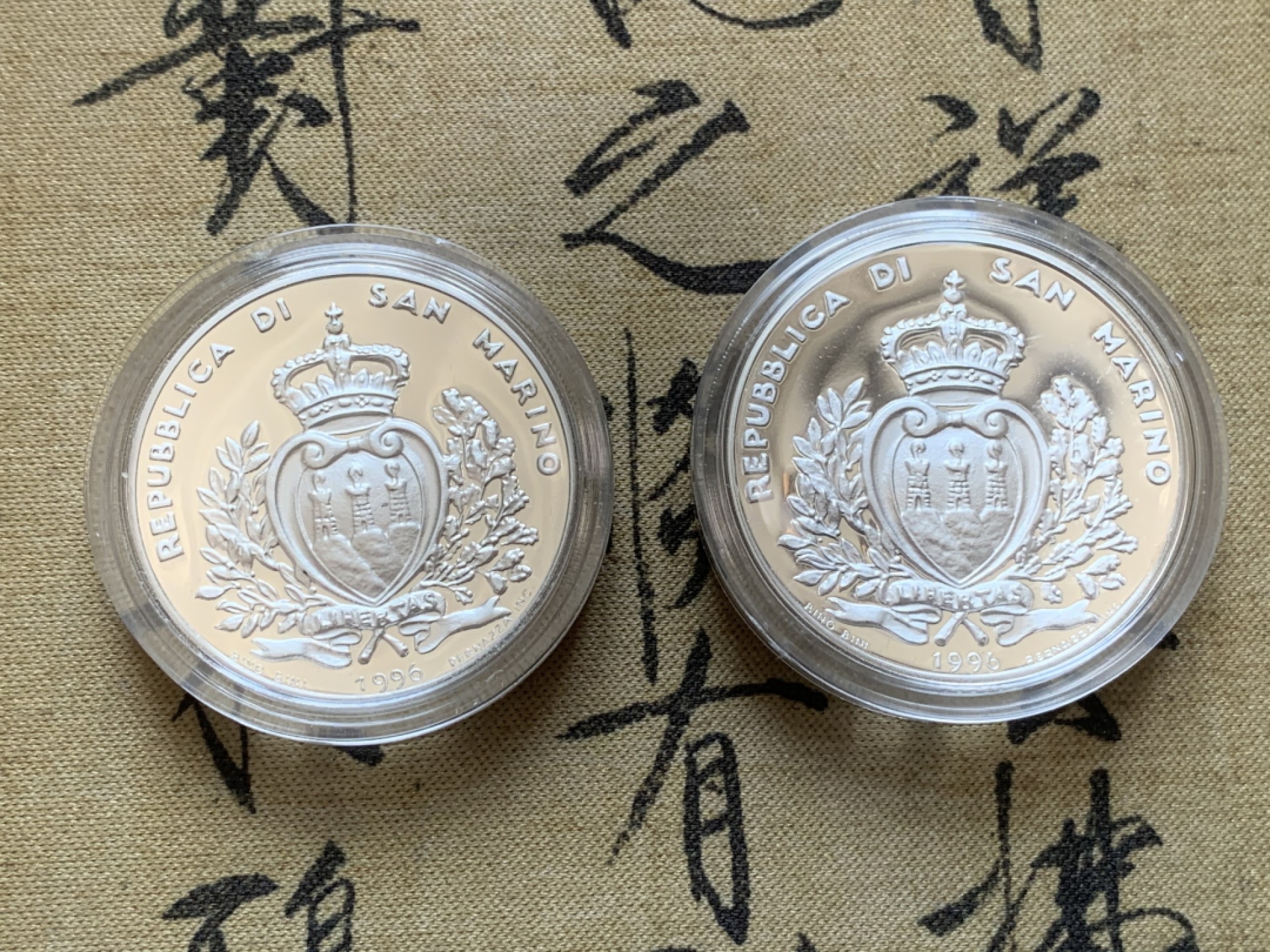 《竞宝斋》第89场-本周日，周一，周四，3场连拍（全场不限金额包邮） 原盒证书 圣马力诺1996年 濒危动物系列 5000/10000里拉精致大银币 非常漂亮