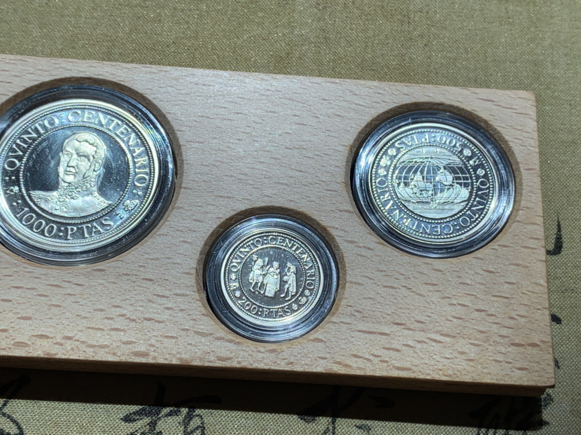 《竞宝斋》第89场-本周日，周一，周四，3场连拍（全场不限金额包邮） 原木盒 西班牙 1991年 五百周年纪念 五枚套 精制银币 非常漂亮