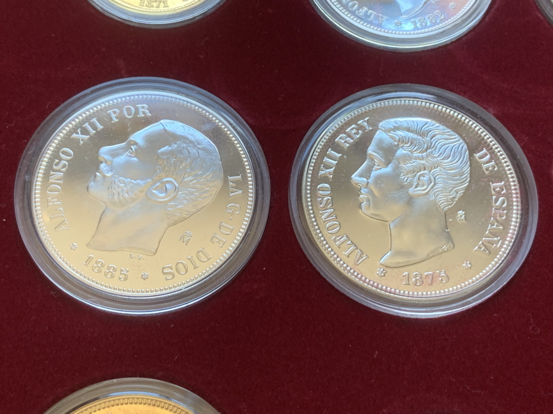 《竞宝斋》第89场-本周日，周一，周四，3场连拍（全场不限金额包邮） 原木盒证书 西班牙 纪念比塞塔货币 银章 一共24枚 925银 其中7枚镀金，总重量550克