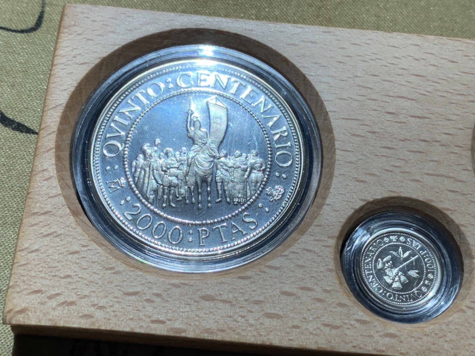 《竞宝斋》第89场-本周日，周一，周四，3场连拍（全场不限金额包邮） 原木盒 西班牙 1991年 五百周年纪念 五枚套 精制银币 非常漂亮